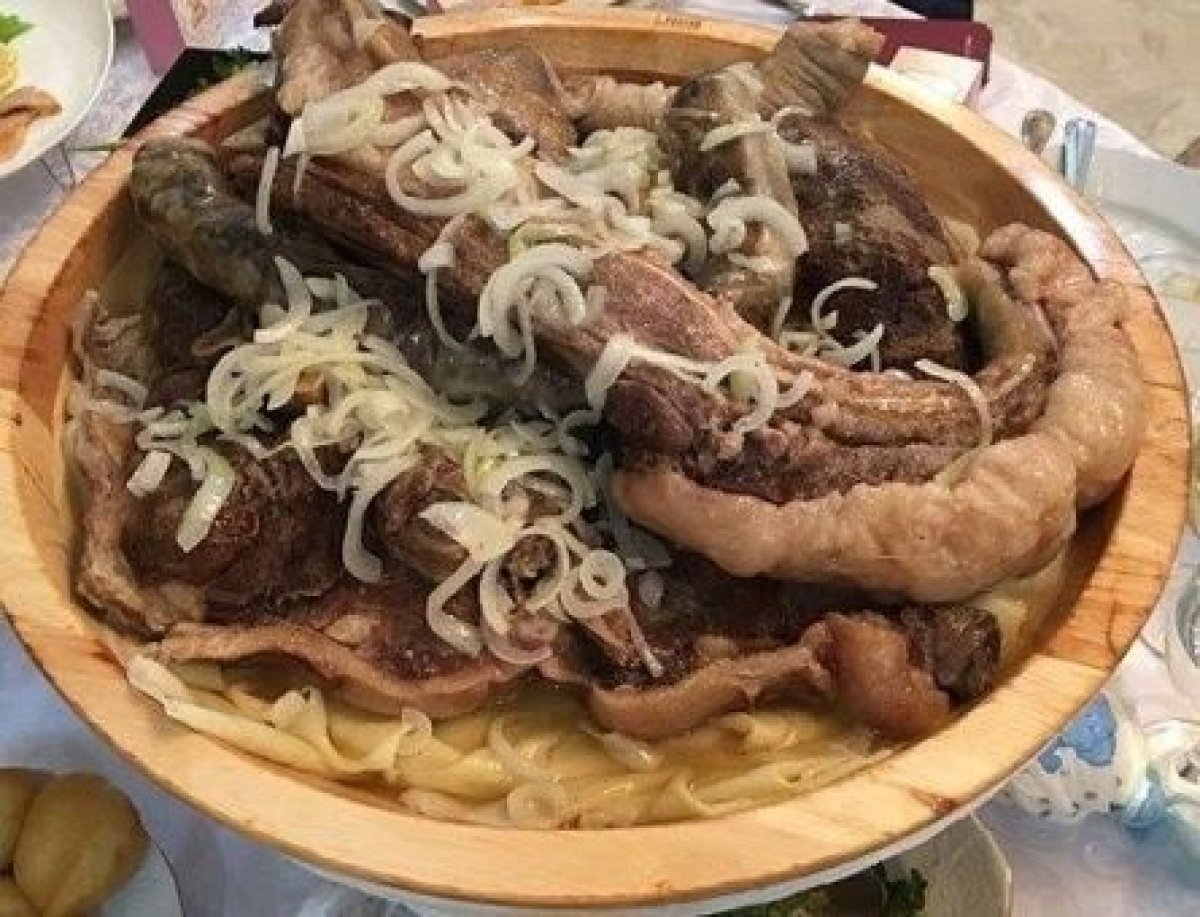 Нет по казахски. Национальные блюда казахского народа. Бешбармак. Бешбармак кыргызский. Бешбармак на столе.