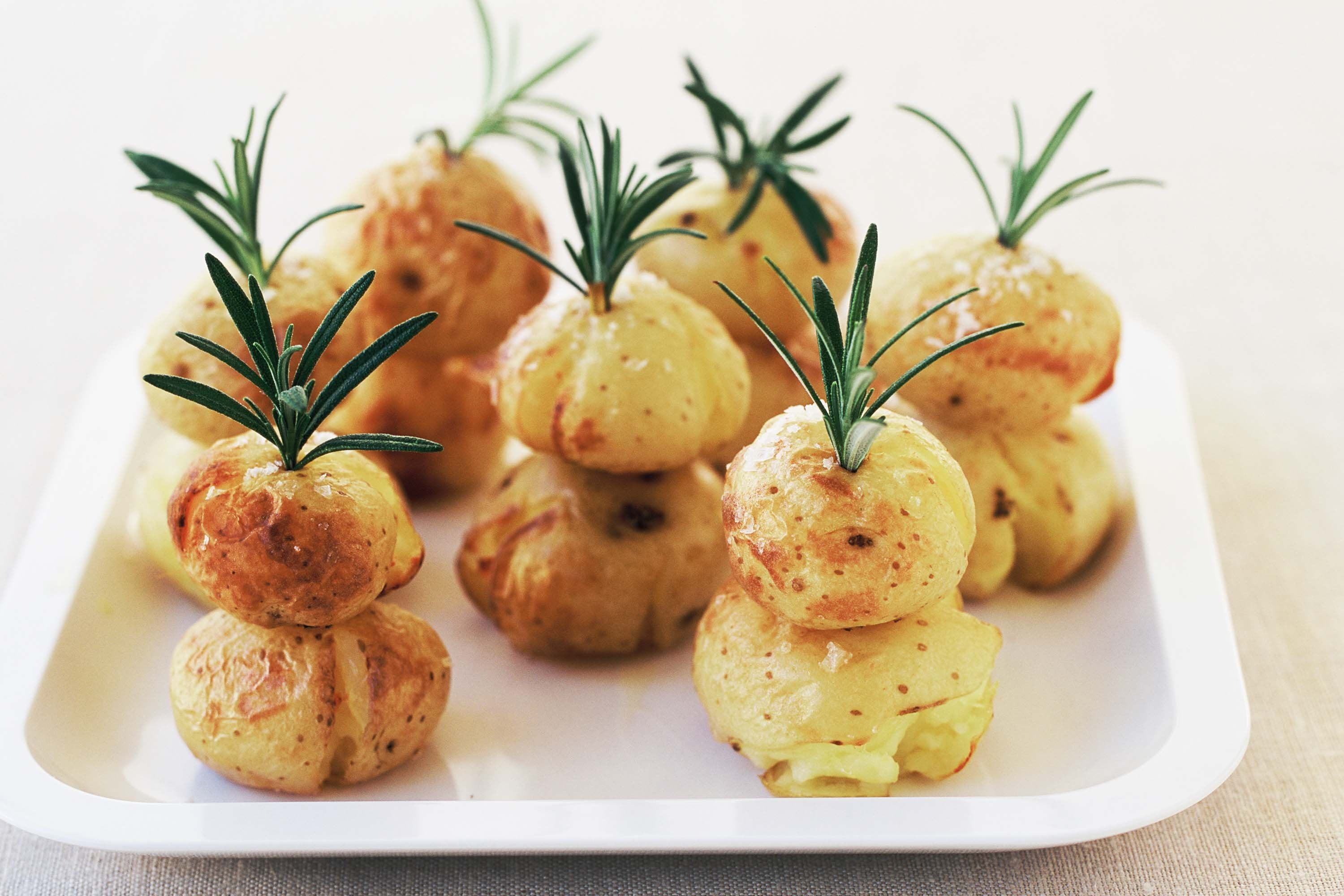 Блюда из картофеля простые рецепты. Красивая подача картофеля. Оригинальное блюдо из картошки. Красивые блюда из картофеля. Праздничный гарнир из картофеля.