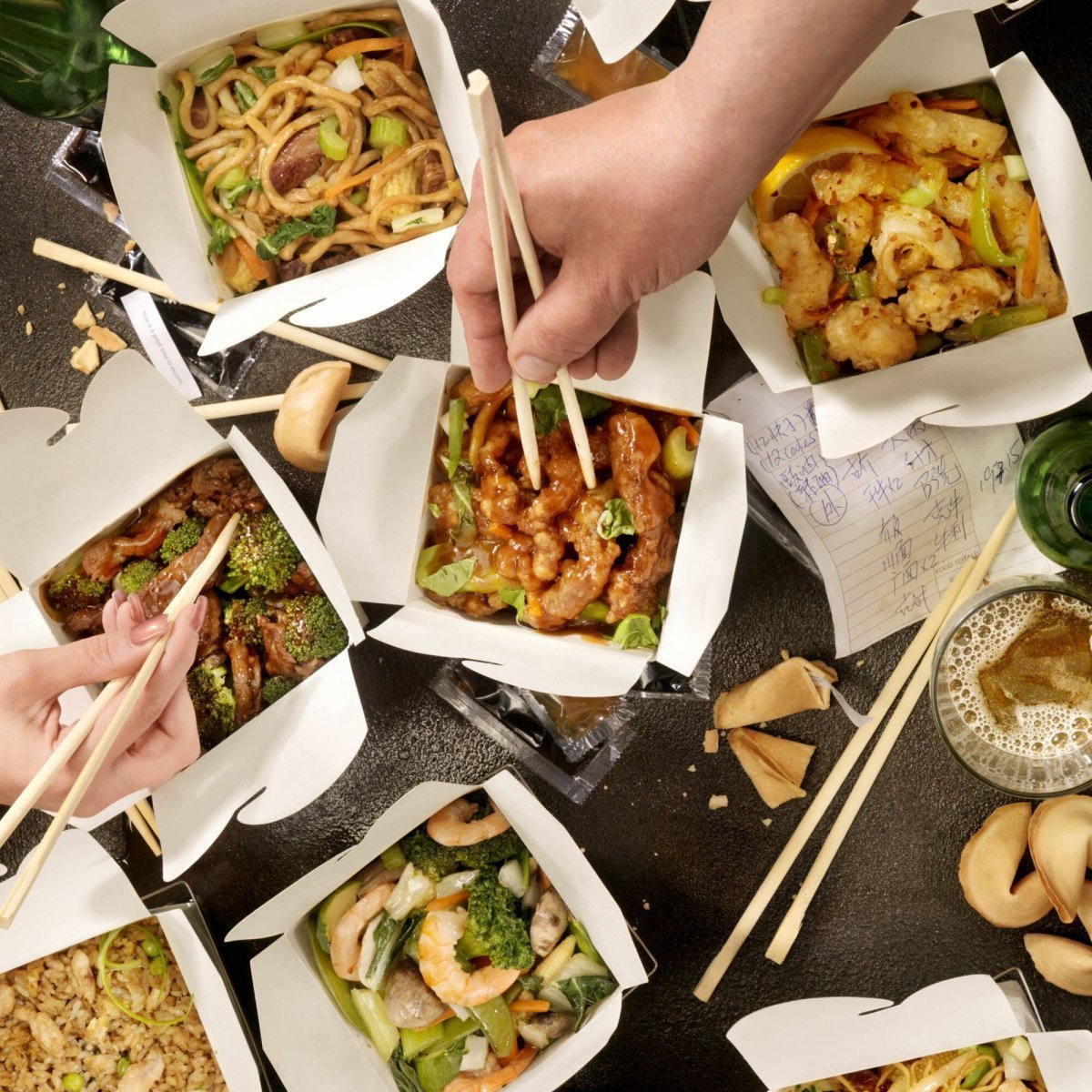 Еда на вынос. Китайская еда. Блюда на вынос в ресторанах. Китайская еда в коробочках.