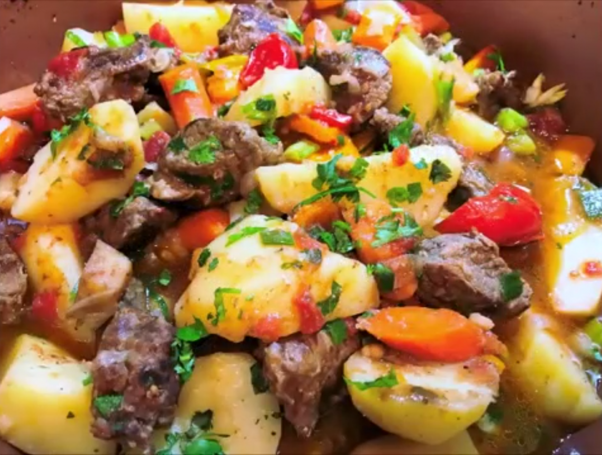 Видео рецепт картошки с мясом. Картошка с мясом и овощами. Говядина с овощами в духовке. Жаркое с овощами и мясом. Жаркое по-домашнему.