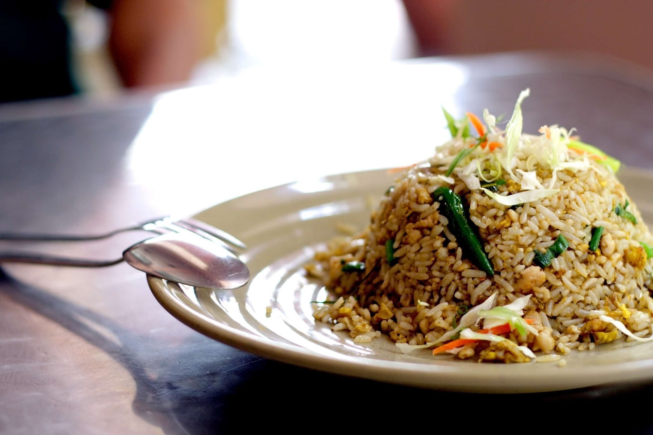 Рис шри ланка. Жареный рис. Азиатский жареный рис. Китайские блюда из риса. Зелёный рис блюдо.