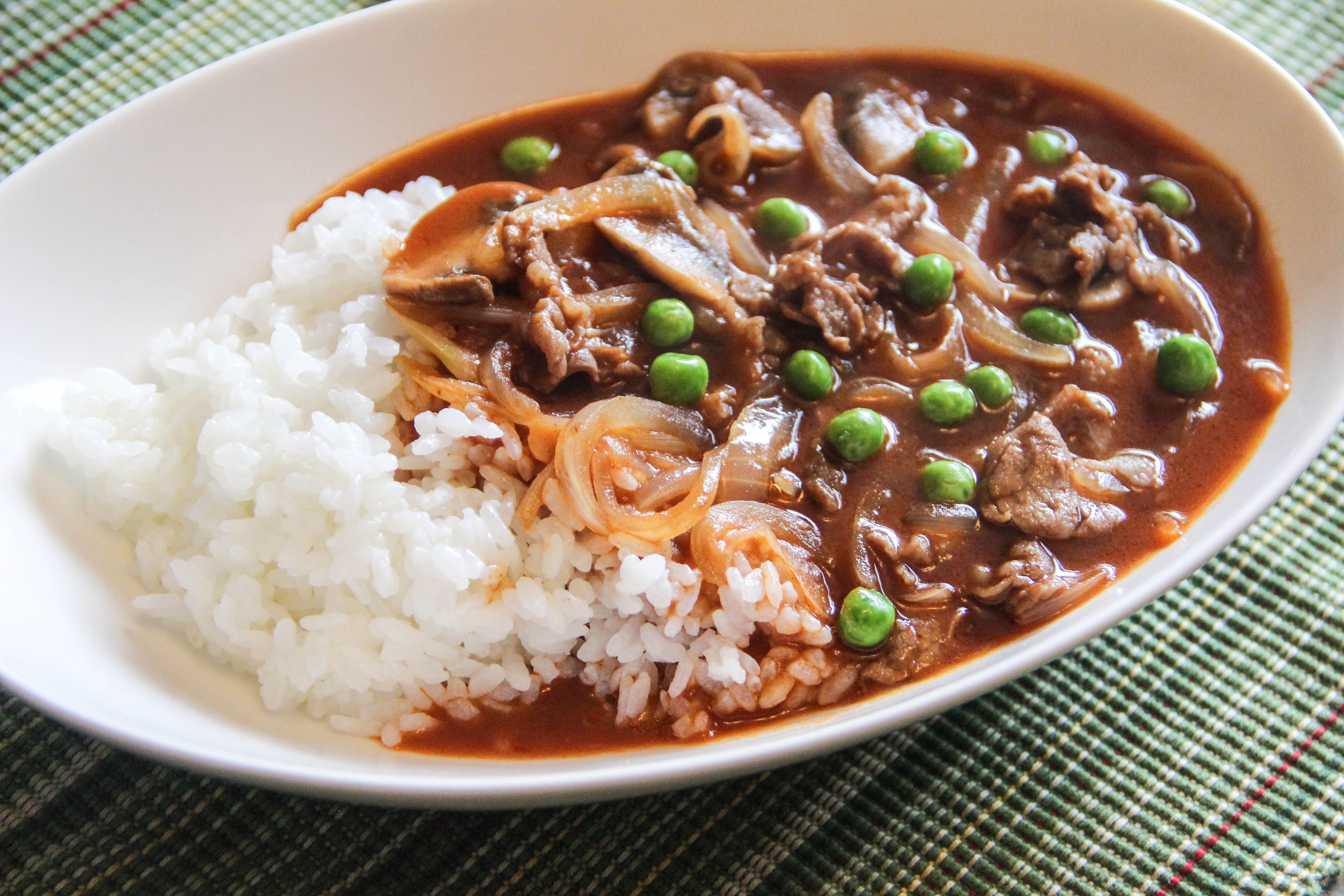 Японское карри с рисом. Hayashi Rice. Японские блюда. Китайские блюда с рисом. Японская кухня блюда из риса.