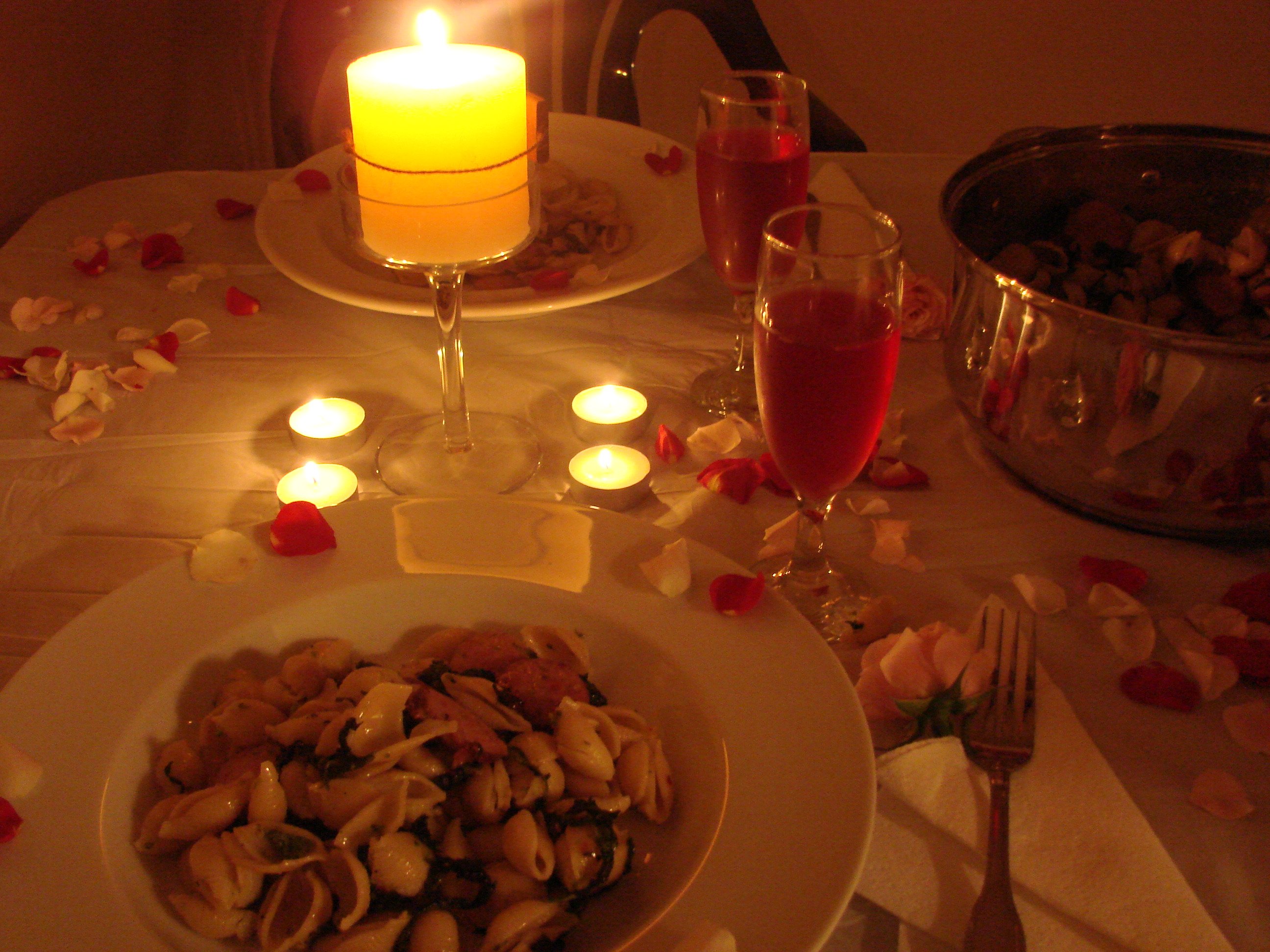 Ужин на полу. Романтический ужин. Стол для романтического ужина. Романтический вечер. Красивый ужин для любимого.