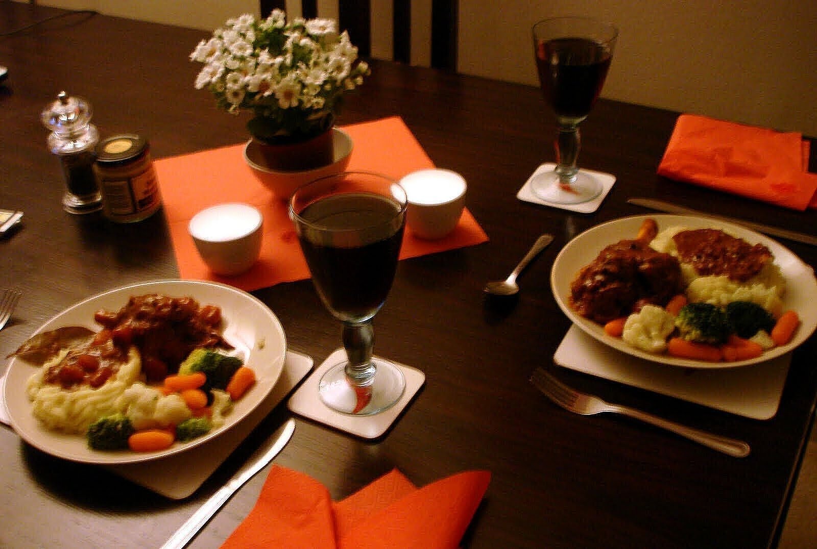 Ужин на 2 человека. Ужин на столе. Стол для романтического ужина на двоих. Романтический ужин фото. Романтический ужин в ресторане.