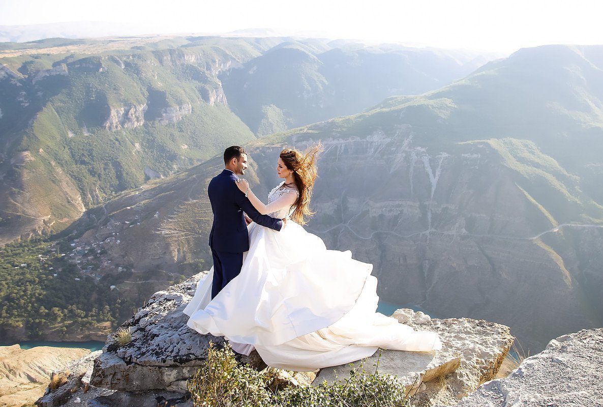 Невеста тур на русском. Свадьба невеста Сулакский каньон. Свадьба в горах Казбеги. Казбеги Грузия свадьба.