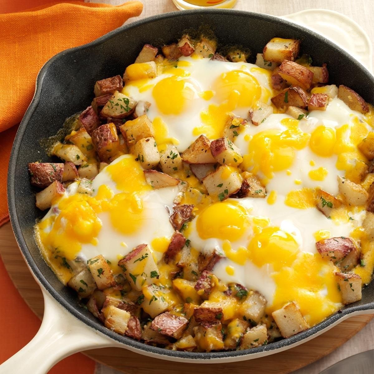Ужин из ничего. Яичница с картошкой. Завтрак из картошки и яиц. Яичница для завтрака. Яичница с картошкой на сковороде.
