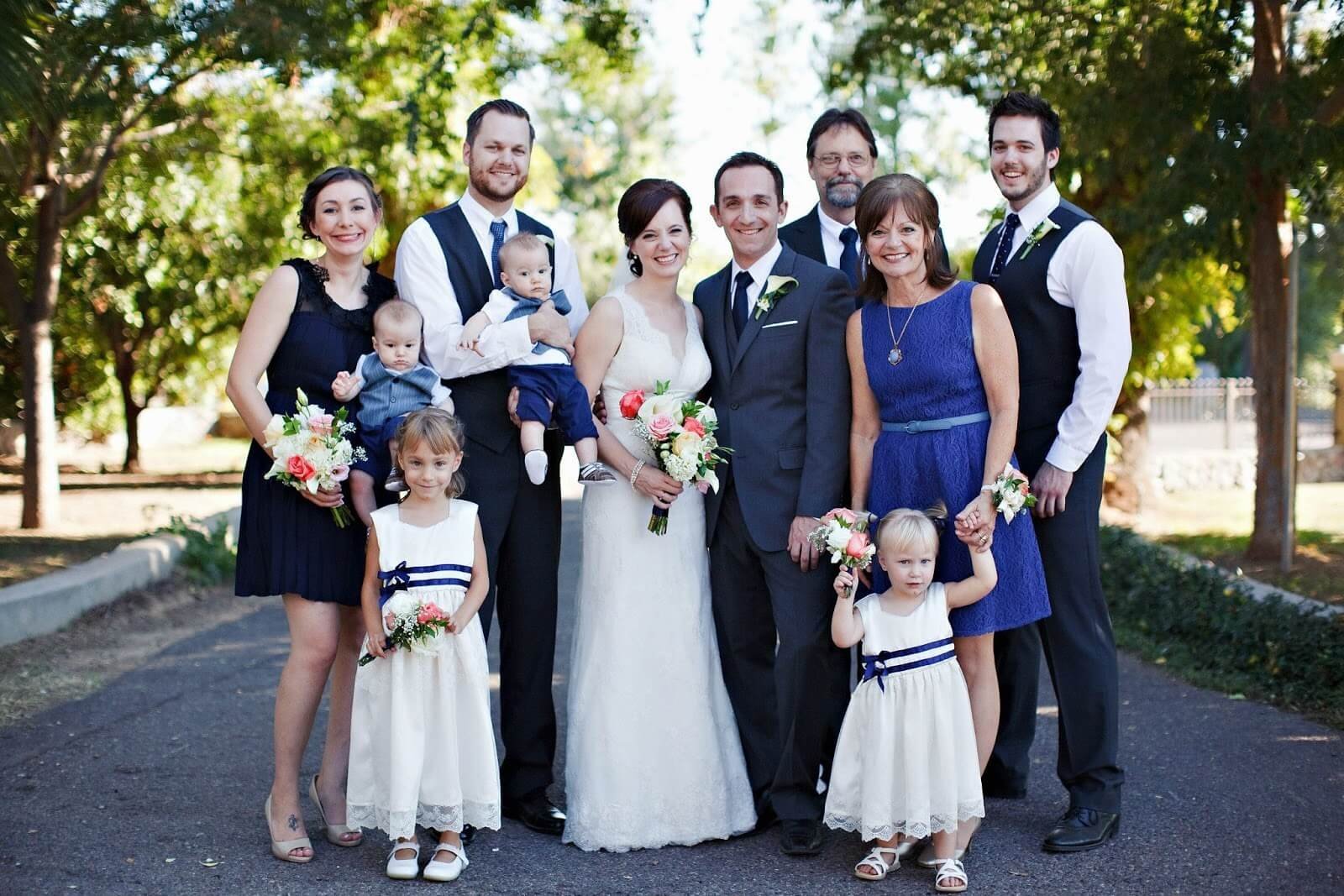 Family wedding. Свадьба и семья. Свадебная семейная фотосессия. Семья с ребенком на свадьбе. Свадебная фотосессия с родителями.