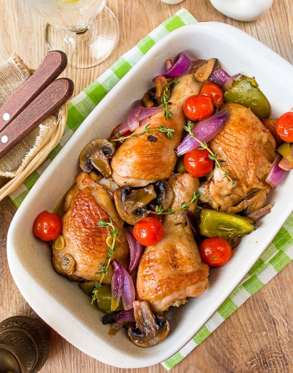 Запеченная курица с овощами рецепт. Блюда с овощами. Курица с овощами. Жареная курица с овощами. Индейка запеченная с овощами.