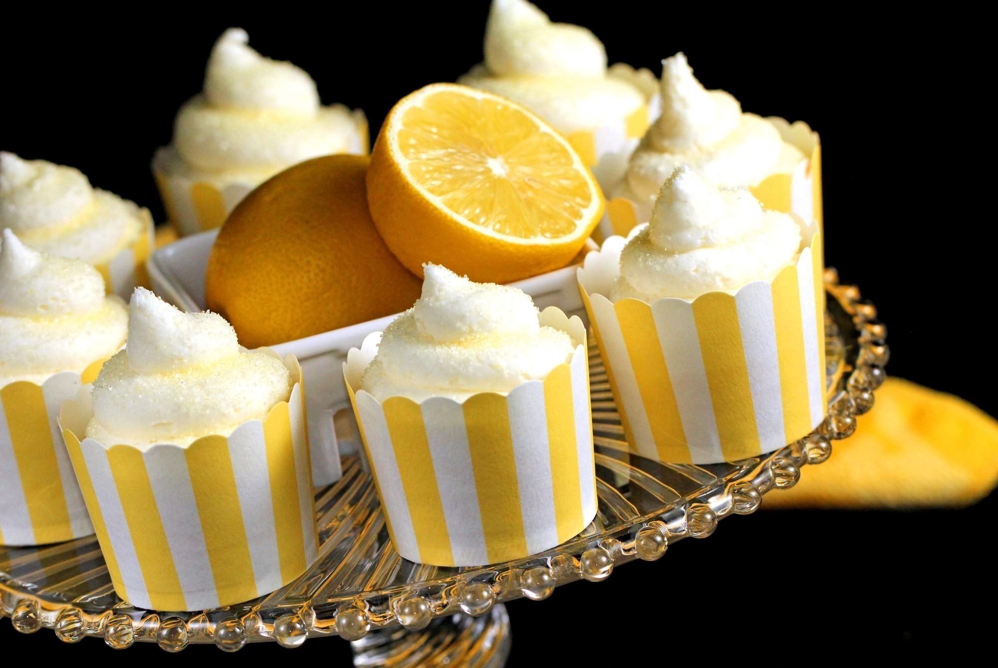 Сладости крем. Красивые пирожные. Желтые сладости. Красивые сладости. Желтые пирожные.