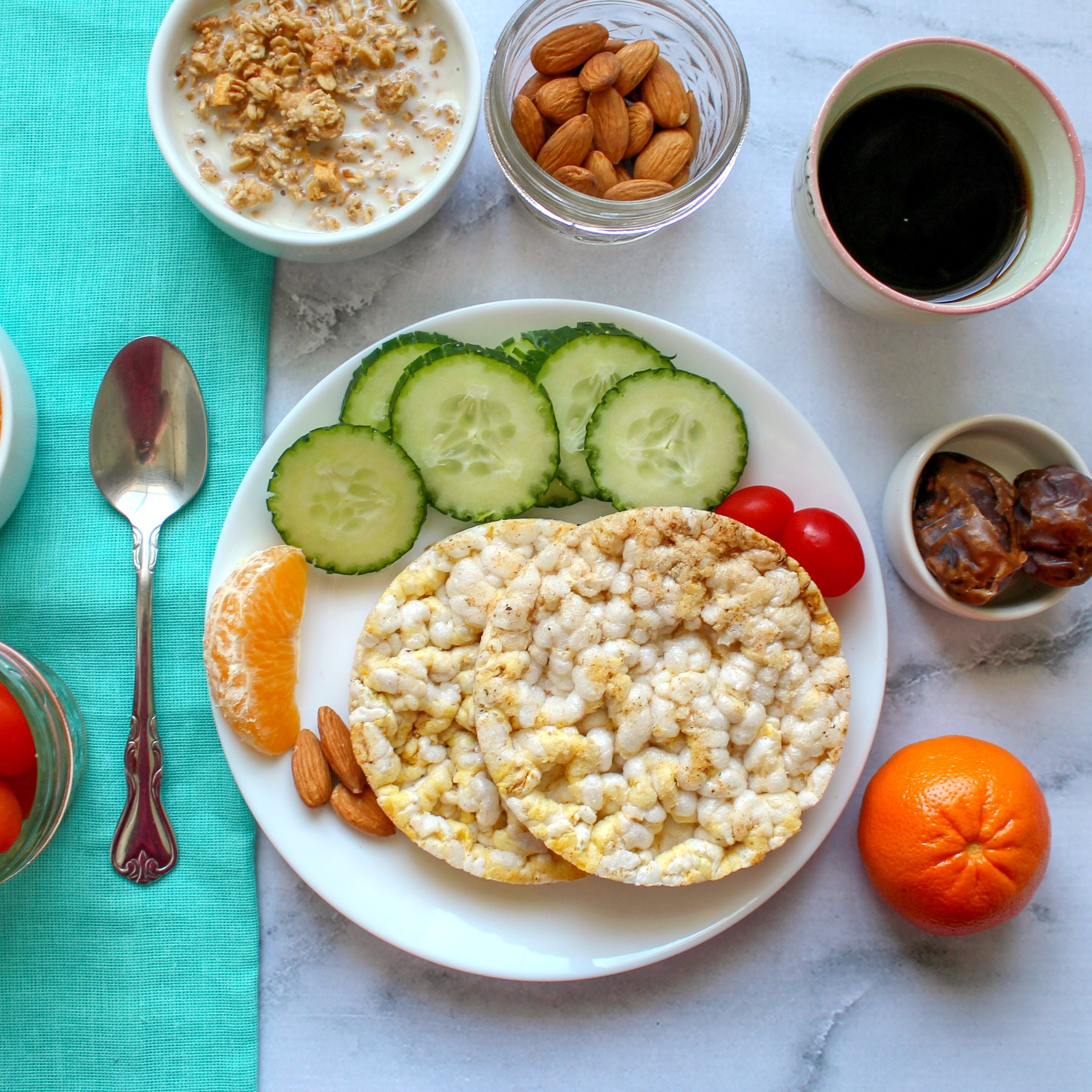 С чем поесть творог. Правильное питание завтрак. Полезный завтрак правильное. Здоровый и полезный завтрак. Вкусный и полезный завтрак.