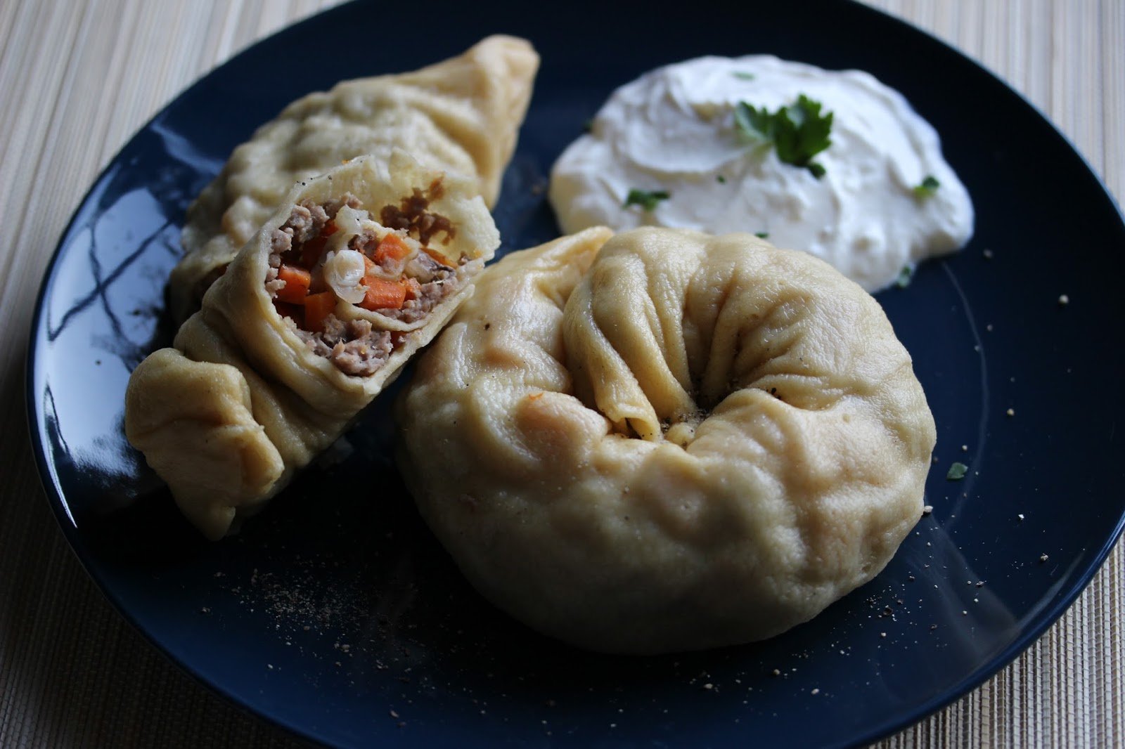 Киргизы блюда. Оромо Киргизская кухня. Оромо блюдо Киргизия. Оромо манты. Оромо кебаб.