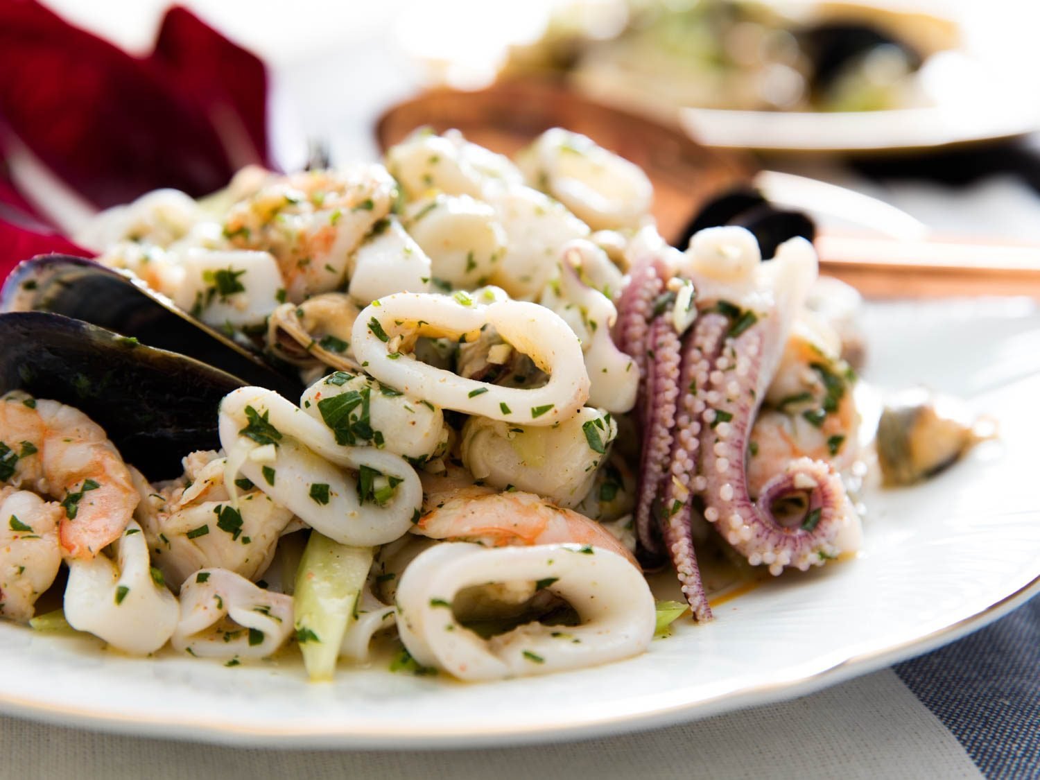 Морской коктейль мидии. Салат с морепродуктами. Салат из море продуктов. Салат морской коктейль. Салат с кальмарами.