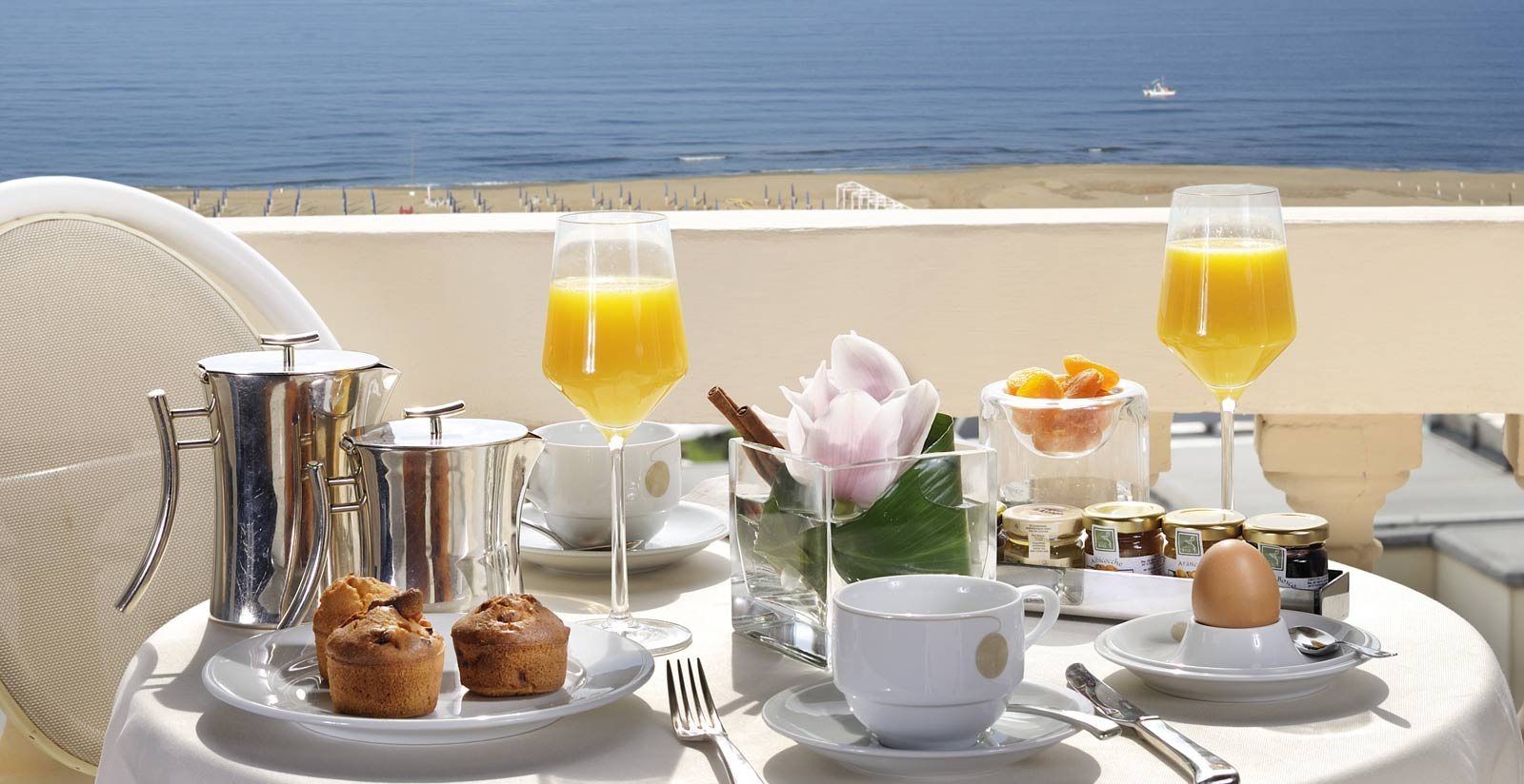 Беречь завтрак. Гранд отель Виареджио. Принчипе ди Пьемонте Виареджио отель. Море Италия завтрак Позитано. Завтрак с видом на море.