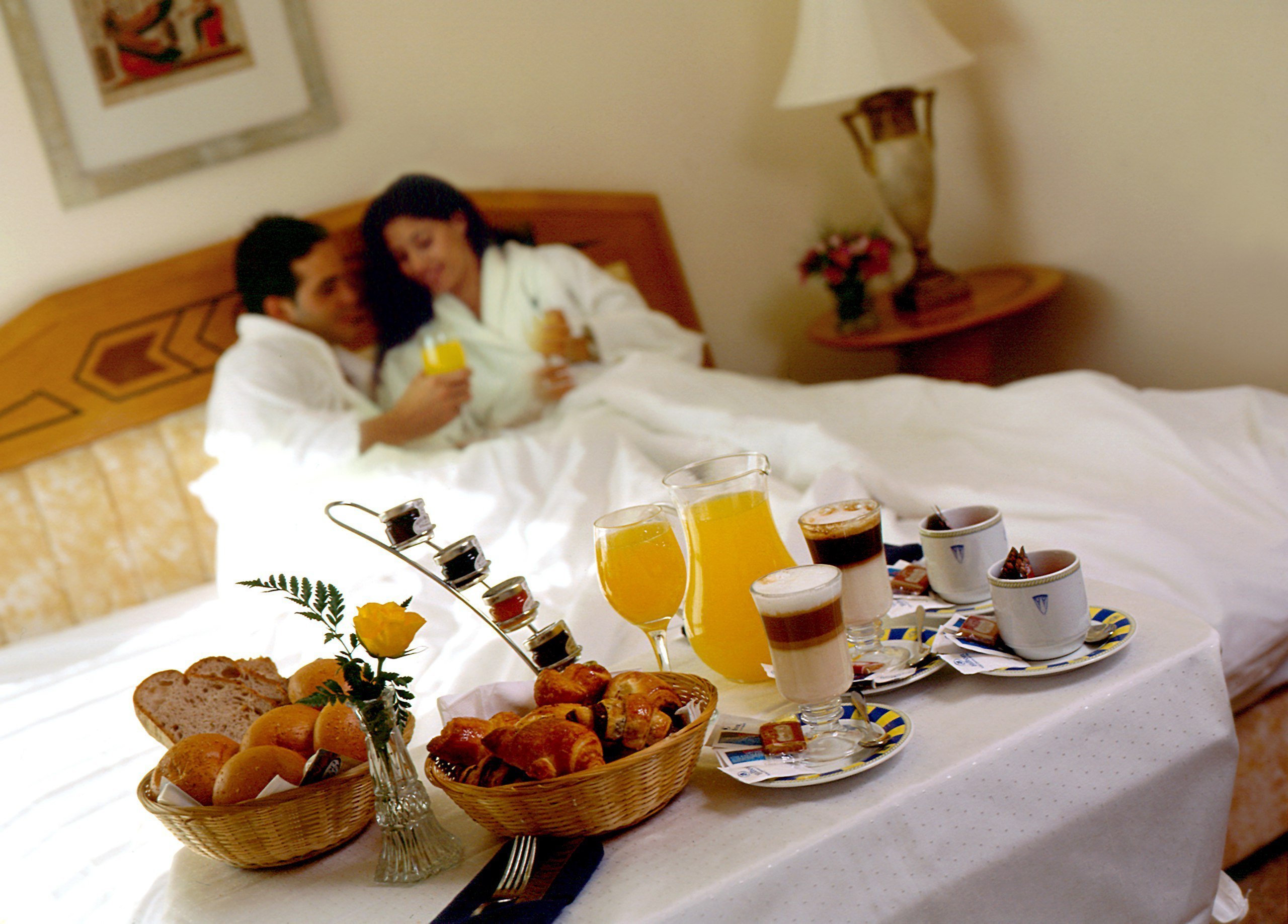 Завтрак в постель 1 2. Завтрак в постель для любимой. Романтический завтрак. Завтрак с любимым. Фотосессия завтрак в постель.
