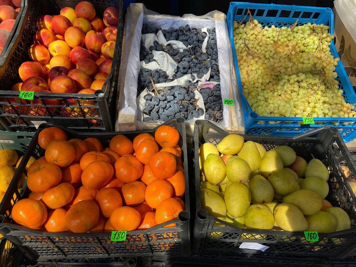 Фрукты в июне в абхазии. Абхазия Пицунда фруктовый базар.. Рынок в Пицунде Абхазия. Сухум рынок фруктов в июне. Моченые фрукты Абхазии.