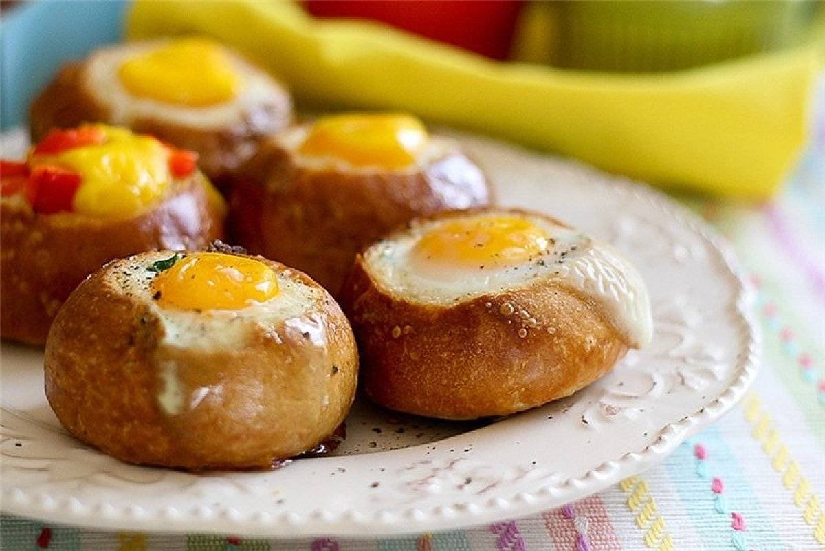 Завтраки в духовке рецепты. Яичница в булочке. Завтрак в булочке с яйцом. Яйцо в булочке в духовке. Фаршированные булочки на завтрак.