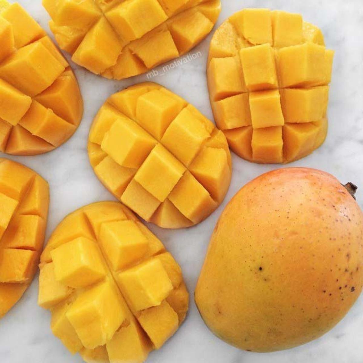 Фруктовый кубик к чаю. Манго (фрукт). Кубики манго мева. Манго нарезанное кубиками. Порезать манго.