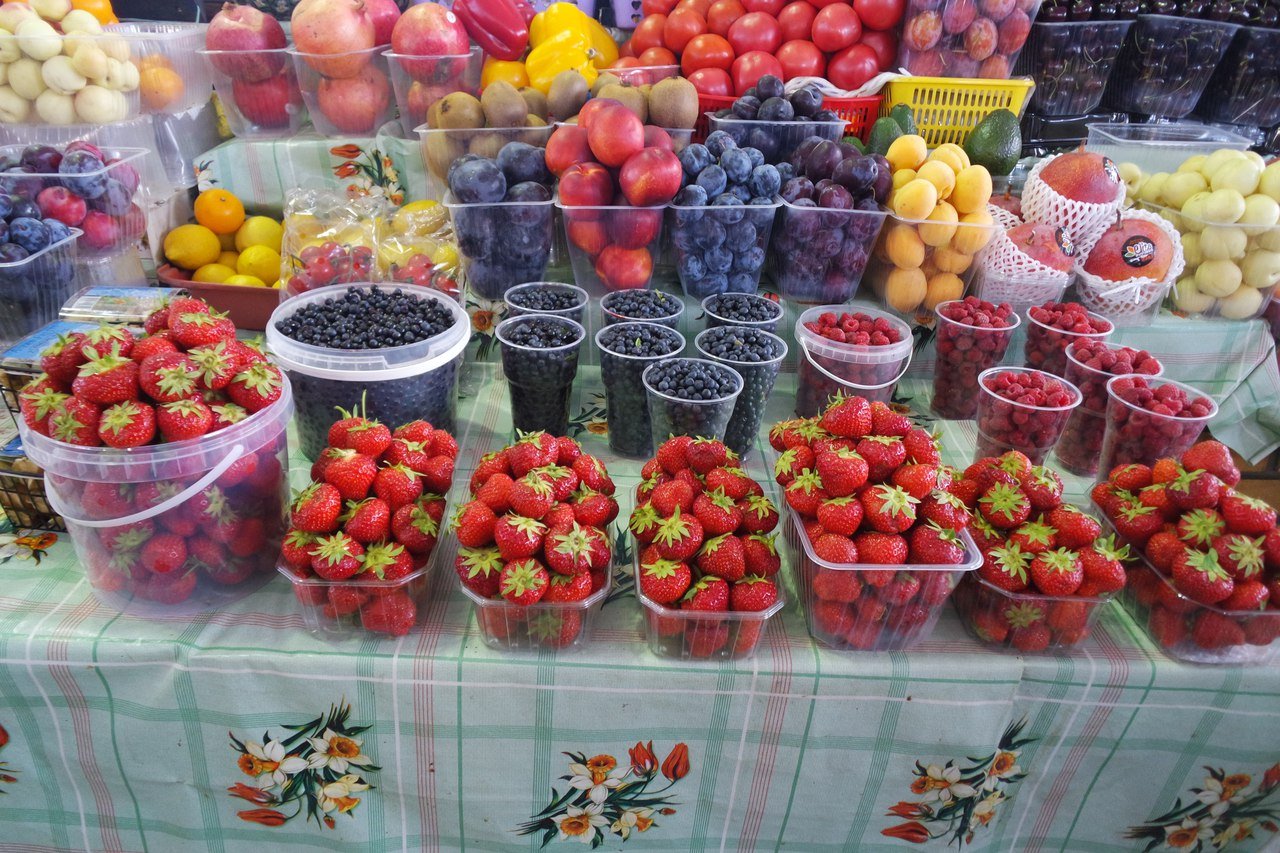 Открыть фруктовый. Фрукты на рынке. Ягоды на рынке. Ягоды на прилавке. Фрукты ягоды рынок.