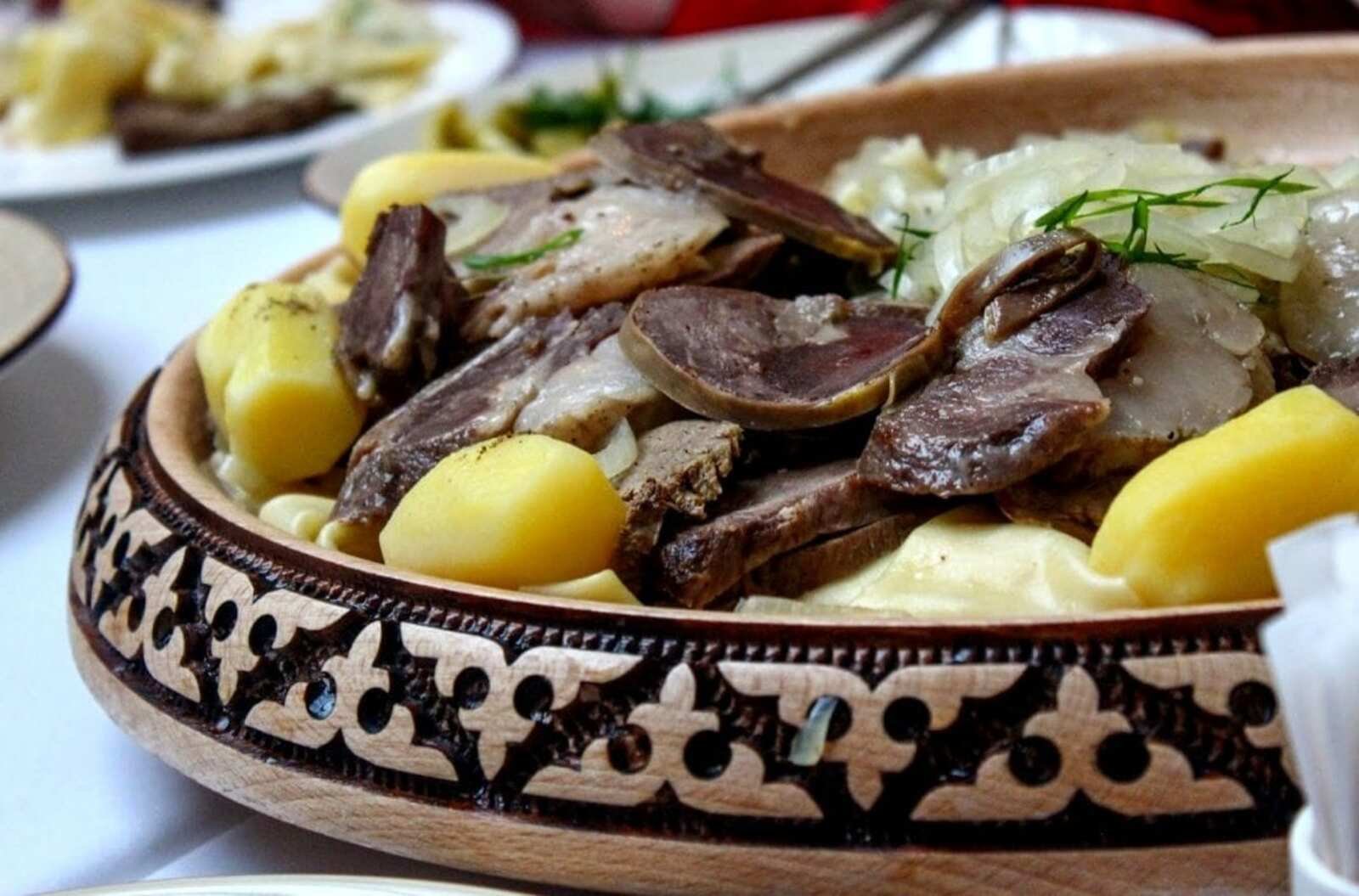 Блюда казахского народа. Бешбармак с казы. Казахский бешбармак с кониной. Казахская кухня Куырдак. Бешбармак и сорпа.