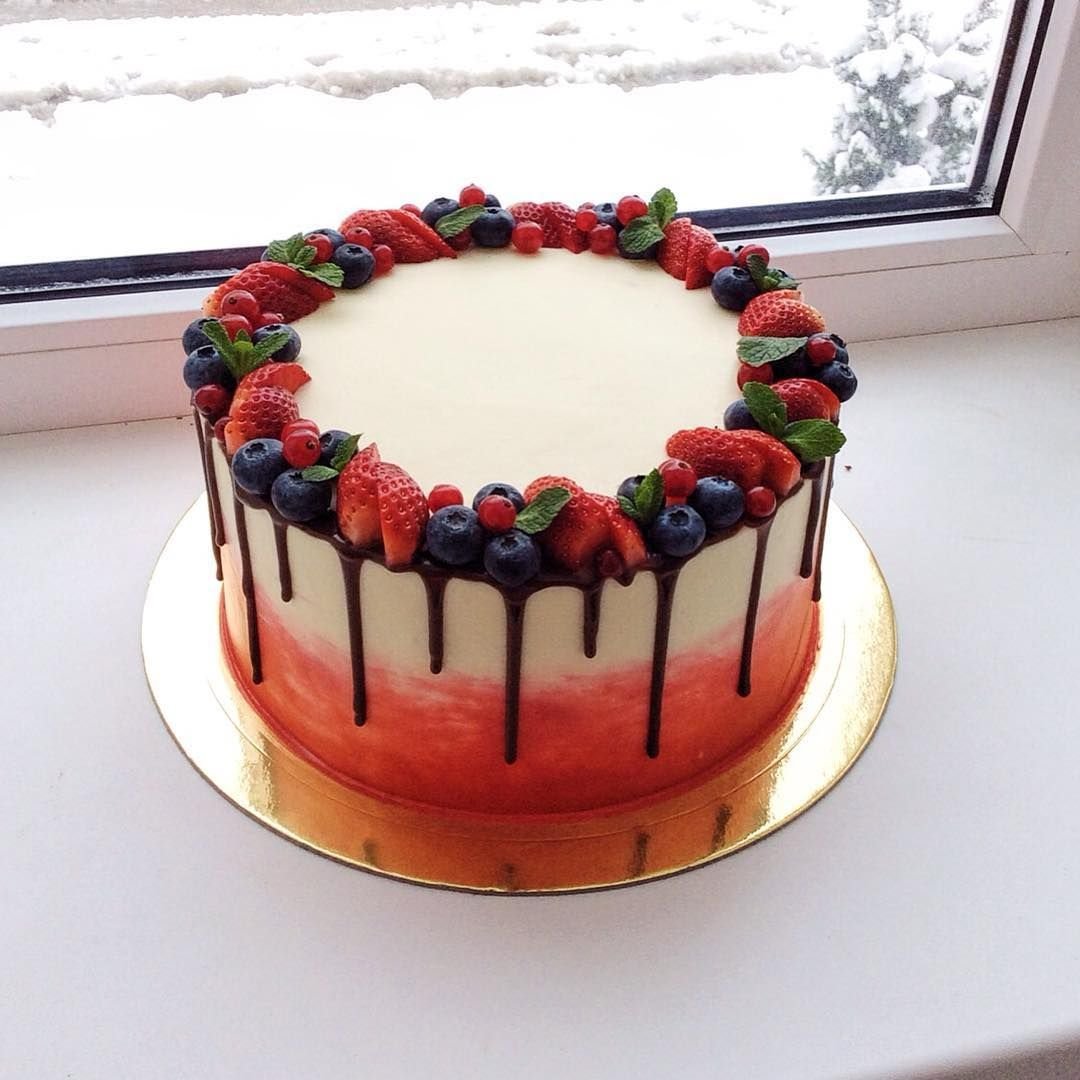 Торт балкон. Торт красный бархат с подтеками. Торт чизкейк красный бархат. Украшение торта ягодами. Торт с ягодным декором.