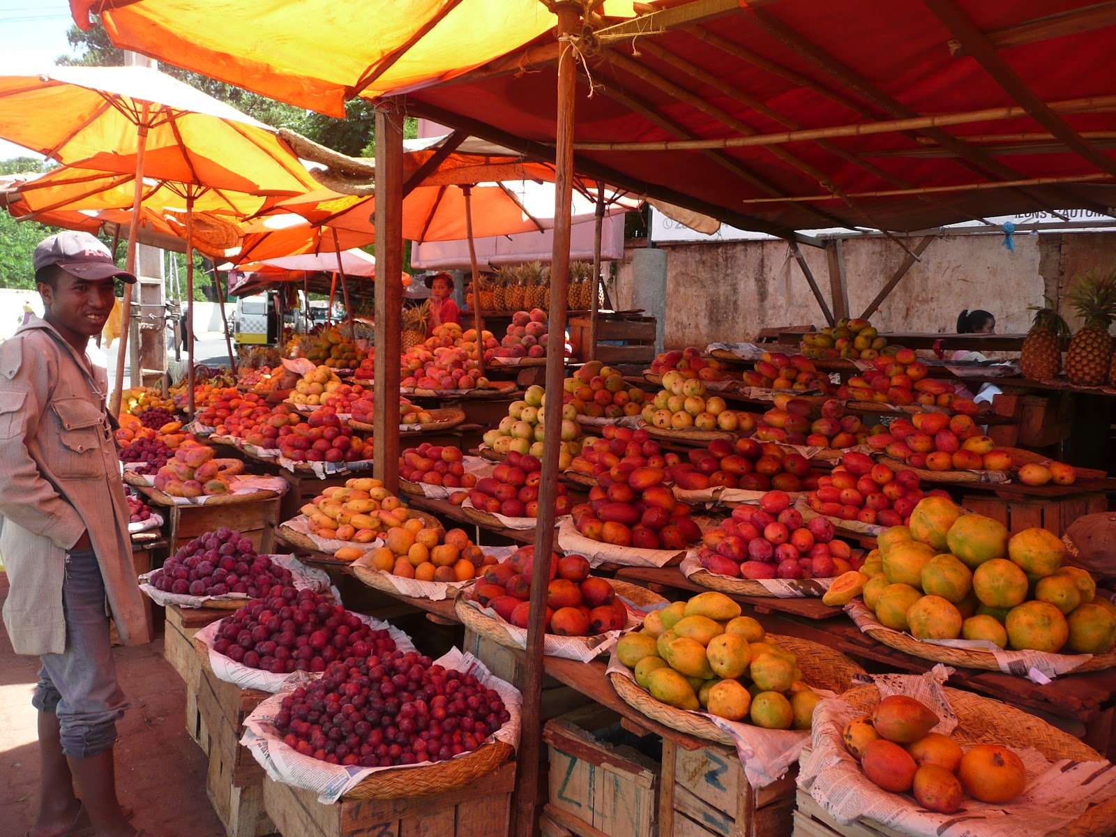 Остров фруктов 2. Фрукты Мадагаскара. Рынок Мадагаскар. Еда Мадагаскара фрукты. Остров Мадагаскар фрукты овощи.