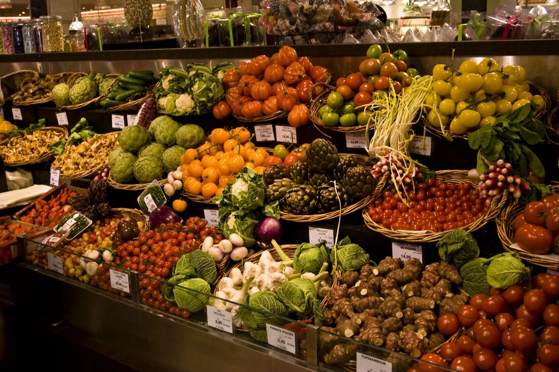 Рынок витрины. Прилавок с овощами и фруктами. Витрина овощи фрукты. Овощной прилавок. Выкладка овощей и фруктов.