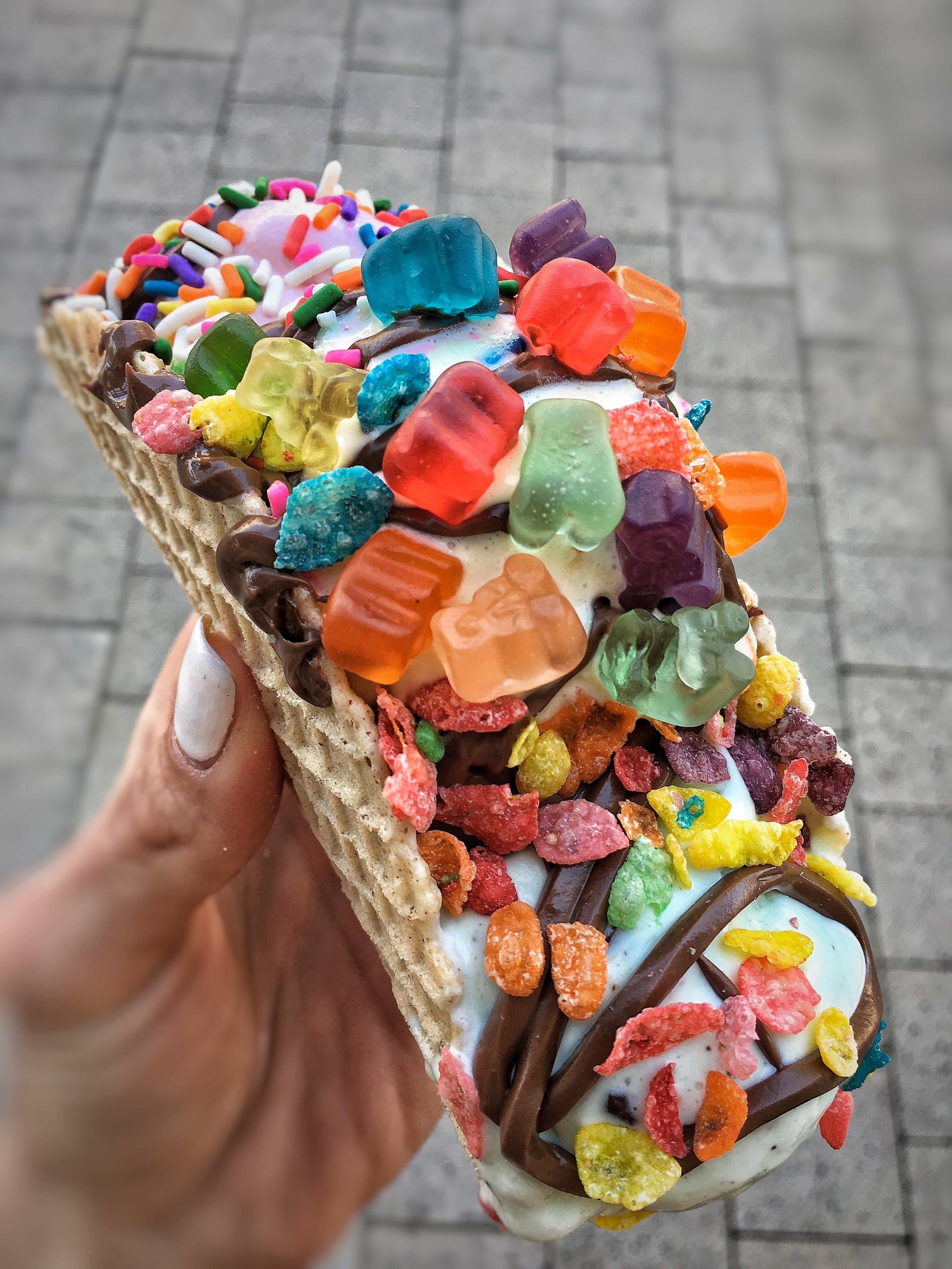 Различные сладости. Сладости. Разноцветное мороженое. Вкусняшки необычные. Красивые сладости.