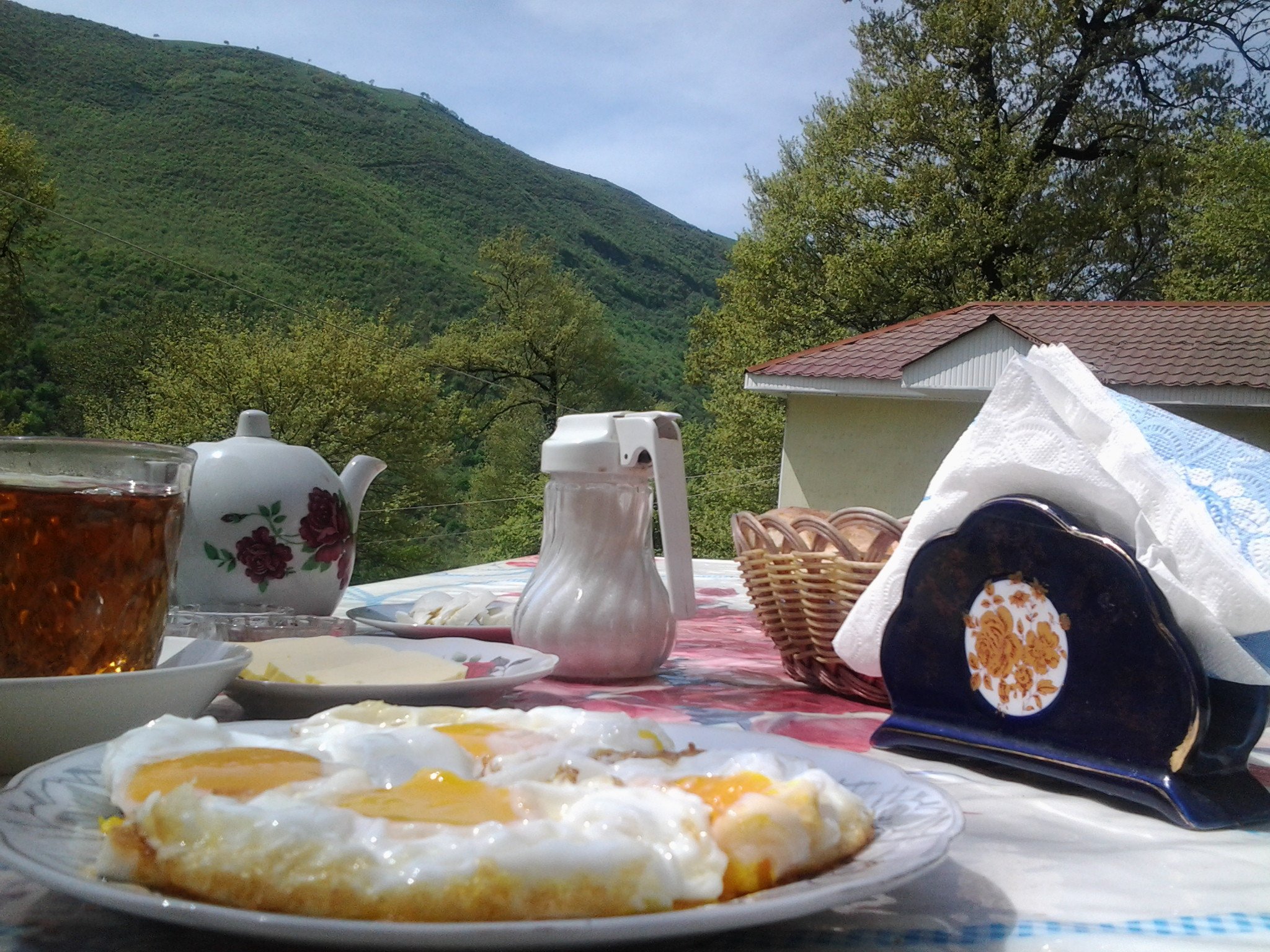 Села завтрак. Вкусный завтрак на природе. Красивый завтрак. Летний завтрак. Чаепитие в горах.