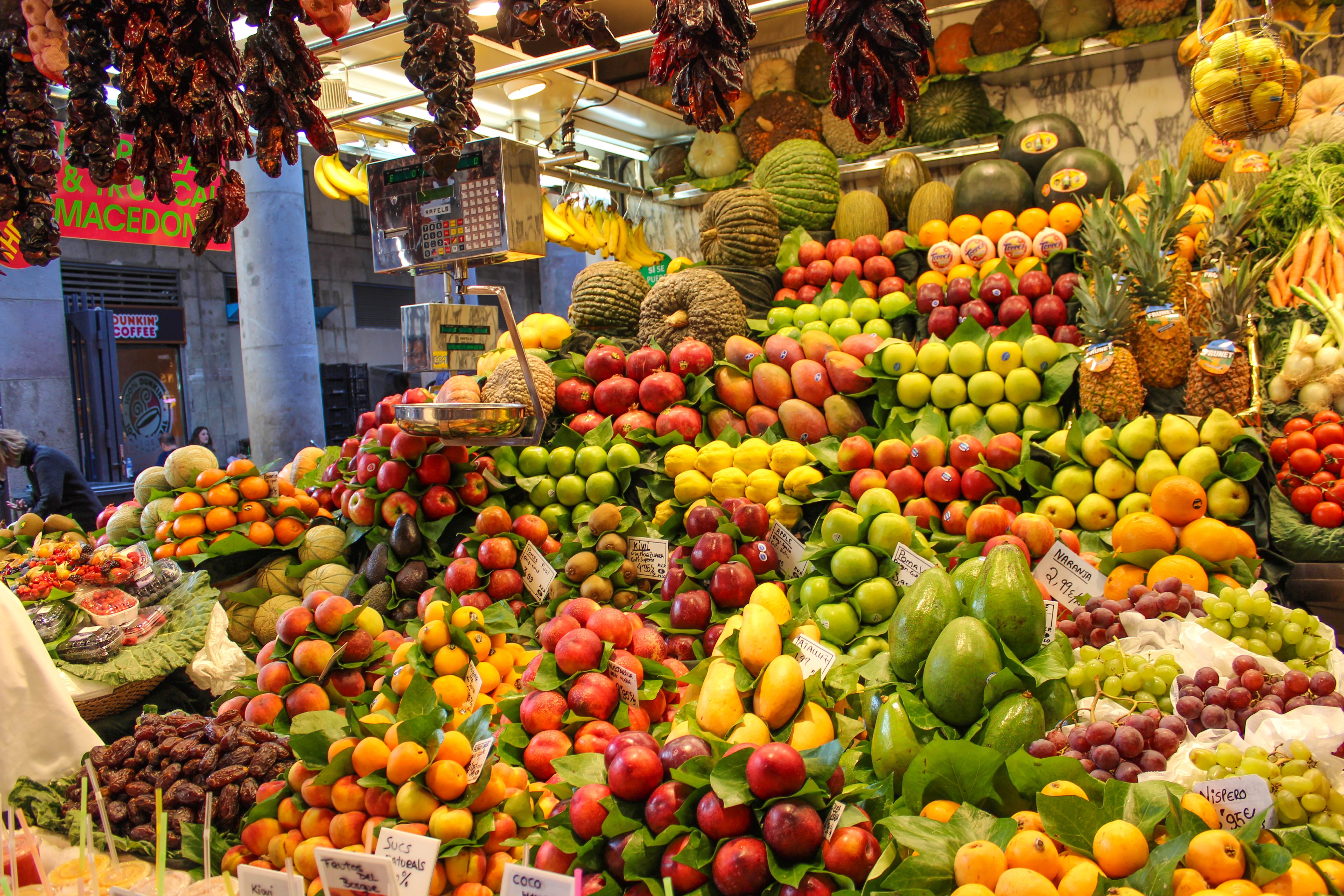 Какие фрукты есть в марте. Фруктовый рынок. Фрукты на рынке. Овощи и фрукты на рынке. Фрукты на базаре.