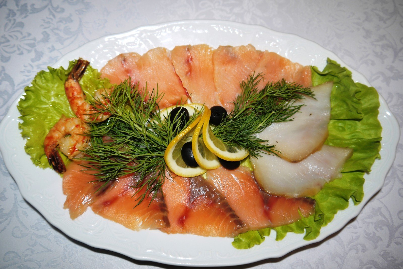 Блюда из рыбы на столе