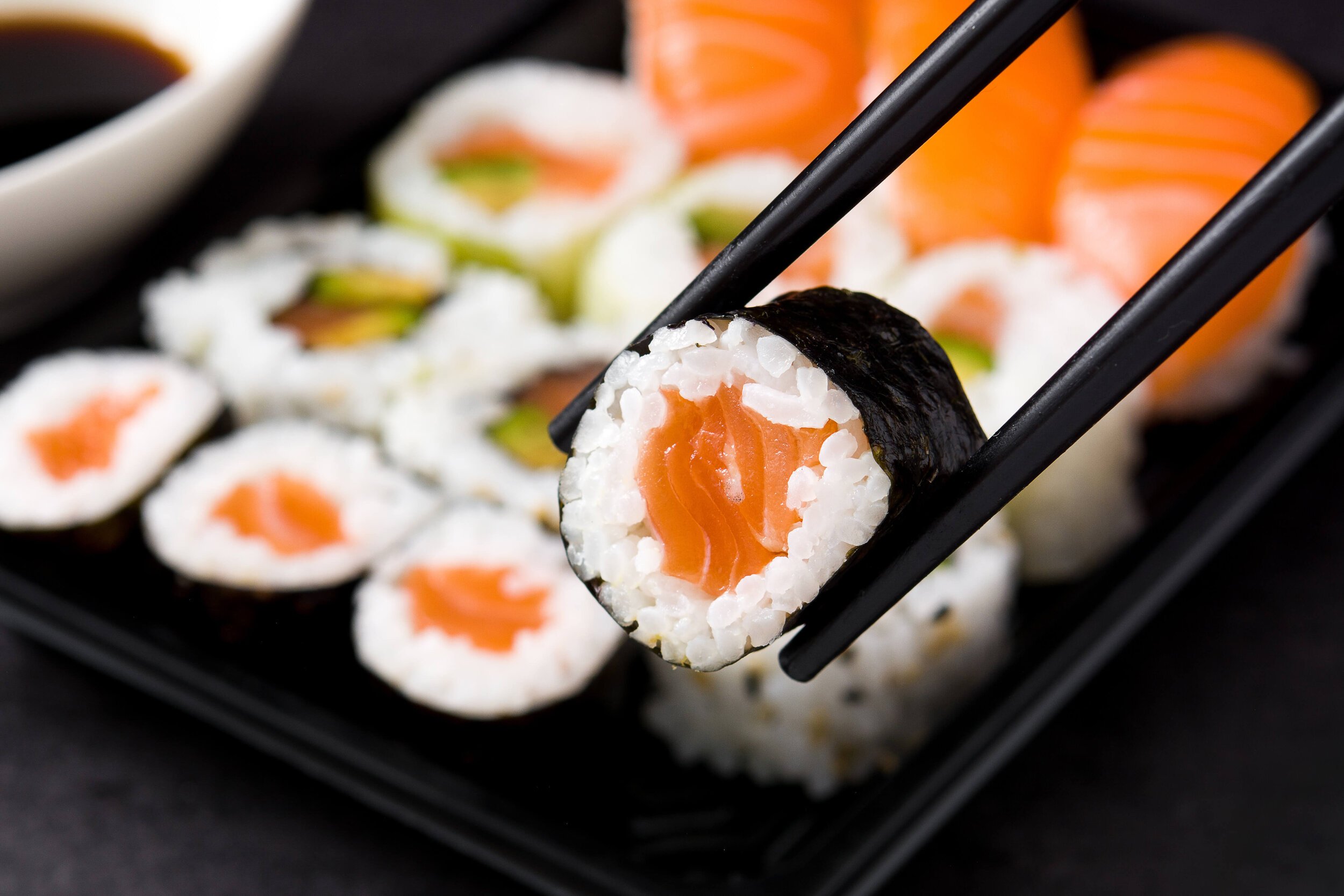 Каракатица роллы. Нигири суши. Красивые роллы. Палочки для суши. Суши и роллы в Японии.