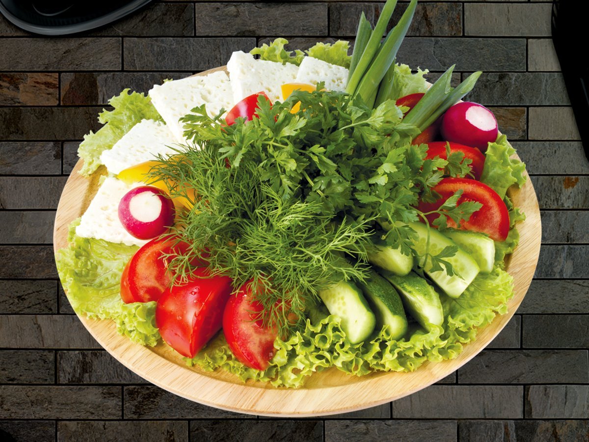 Свежие овощи и сыры. Ассорти из свежих овощей. Овощная нарезка. Овощная тарелка. Овощное ассорти.