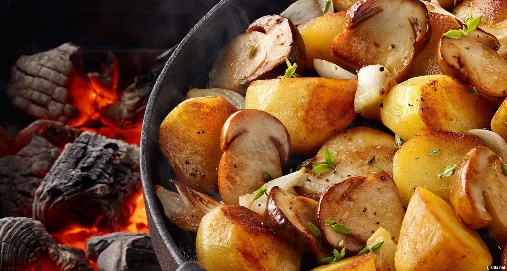 Рецепты картошка по деревенски с мясом. Картошка с грибами. Картофель по деревенски с грибами. Картошка с белыми грибами. Жареный картофель в духовке.