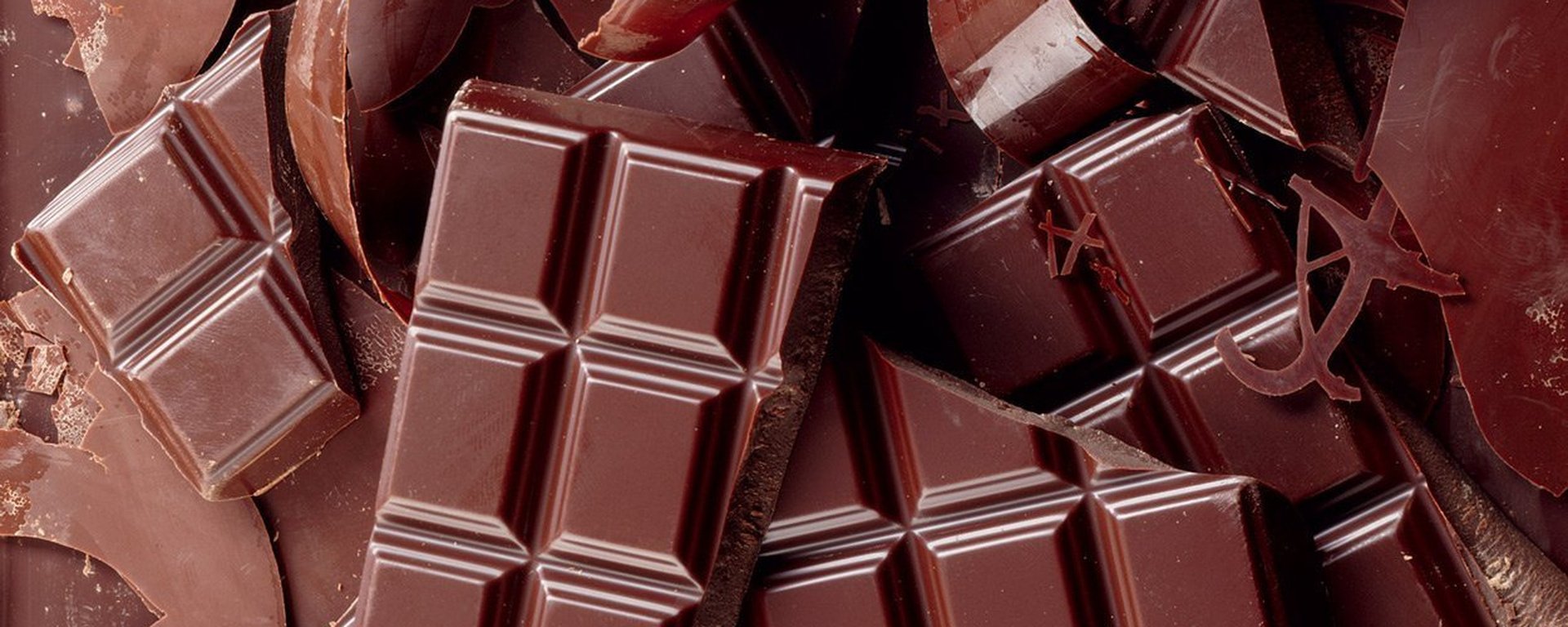 Плитка шоколада состоит. Плитка шоколада. Настоящий шоколад. Фото настоящего шоколада. Шоколад текстура.