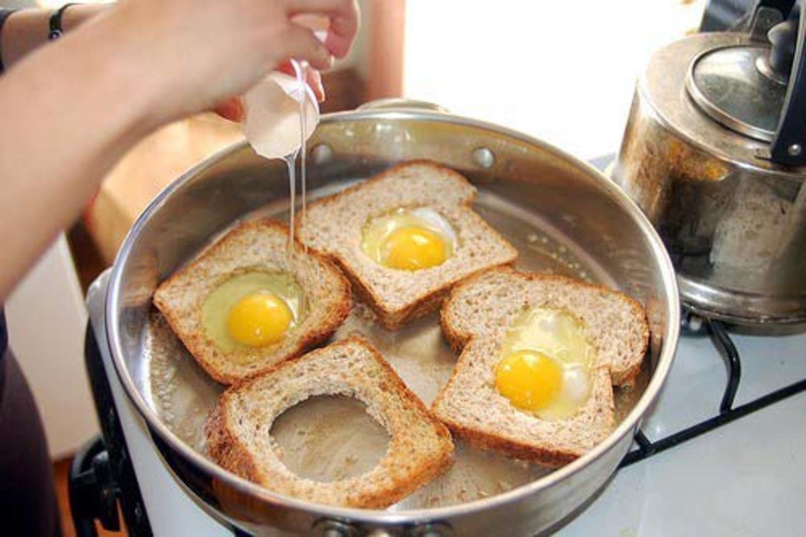 Вкусные рецепты из яиц. Яичница. Оригинальный завтрак из яиц. Яйцо в хлебе. Глазунья в хлебе.