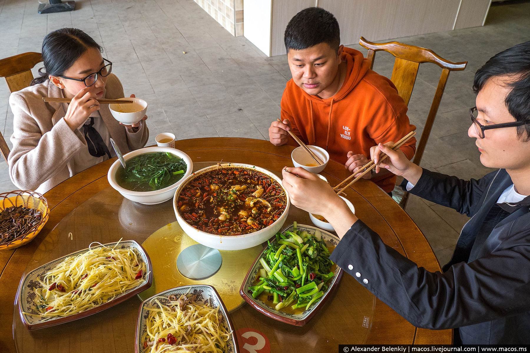 Какой бывает китай. Обед китайца. Гости в Китае. Китайская семья за столом. Китайское гостеприимство.