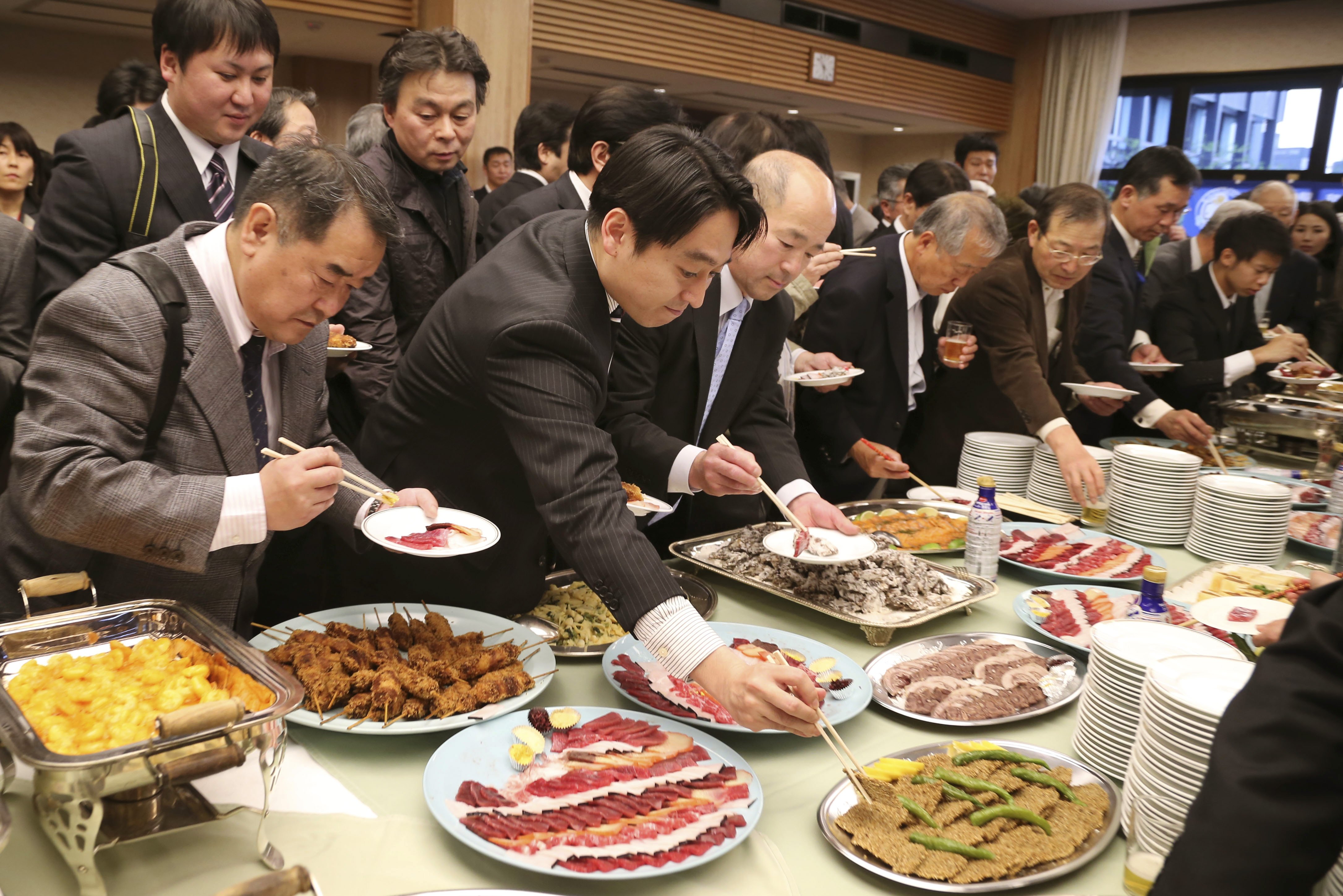Какой бывает китай. Китайцы обедают. Японцы за столом. Японский стол с едой. Китайцы за столом.