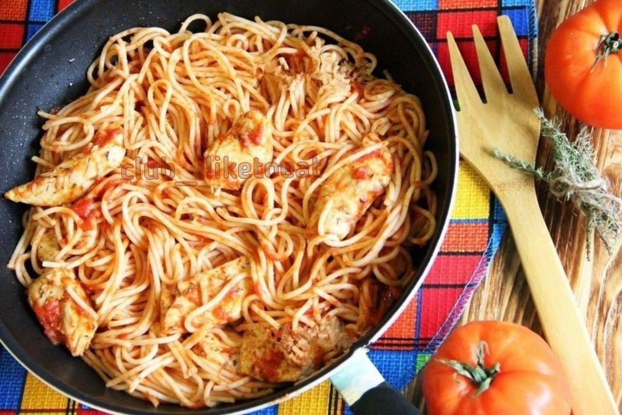 Что приготовить быстро на сковороде на ужин. Курица со спагетти на сковороде. Спагетти с курицей и помидорами. Макароны с курицей на сковороде с томатной пастой. Спагетти с куриной грудкой.