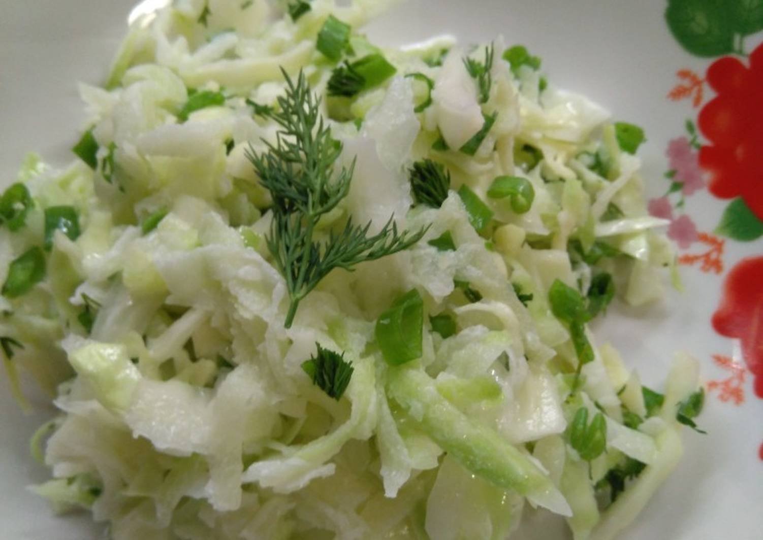 Рецепты простых салатов с зеленым луком. Салат из редьки. Салат с зеленой редькой. Салат с капустой и редькой. Салат с редькой и луком.