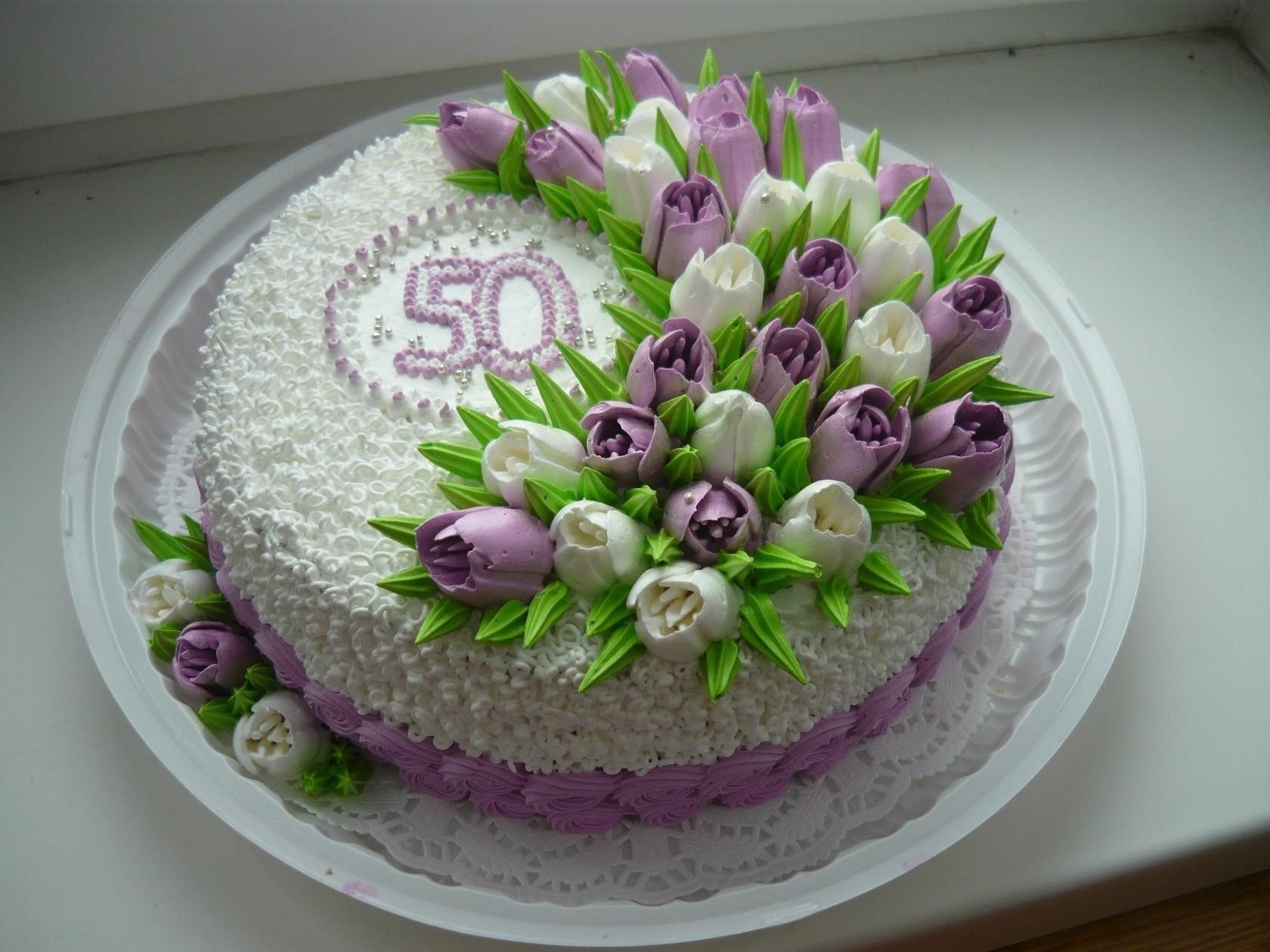 Торт на юбилей женщине без. Торт с цветами из крема. Торт с тюльпанами. Украшение торта тюльпанами. Кремовое украшение торта.