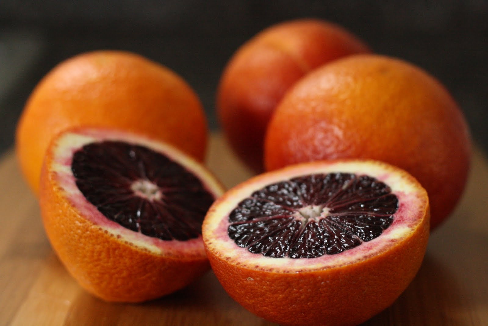 Почему фрукт назвали фруктом. Апельсин Тарокко Сицилийский. Кровавый Сицилийский апельсин. Мандарин Сангвинелли. Гибрид мандарина и апельсина.