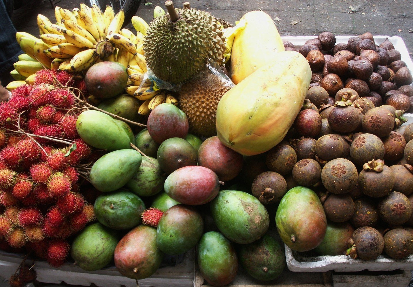 Остров фруктов 2. Личи Бали. Бали фрукт личи. Бали фрукты фото. Манго на Бали.