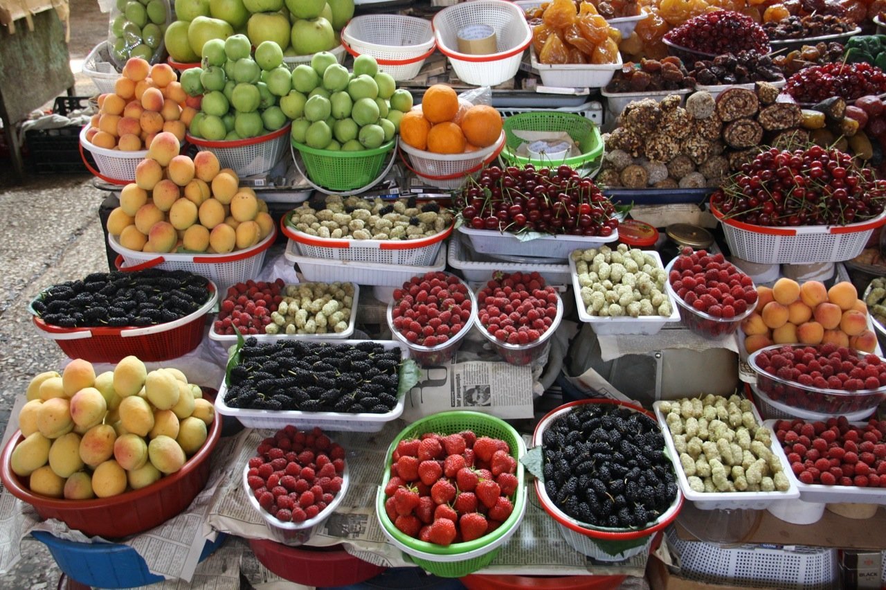 Какие фрукты есть в мае. Пак шука Ереван рынок. Армянские фрукты. Фрукты в Турции. Армянский рынок фрукты.
