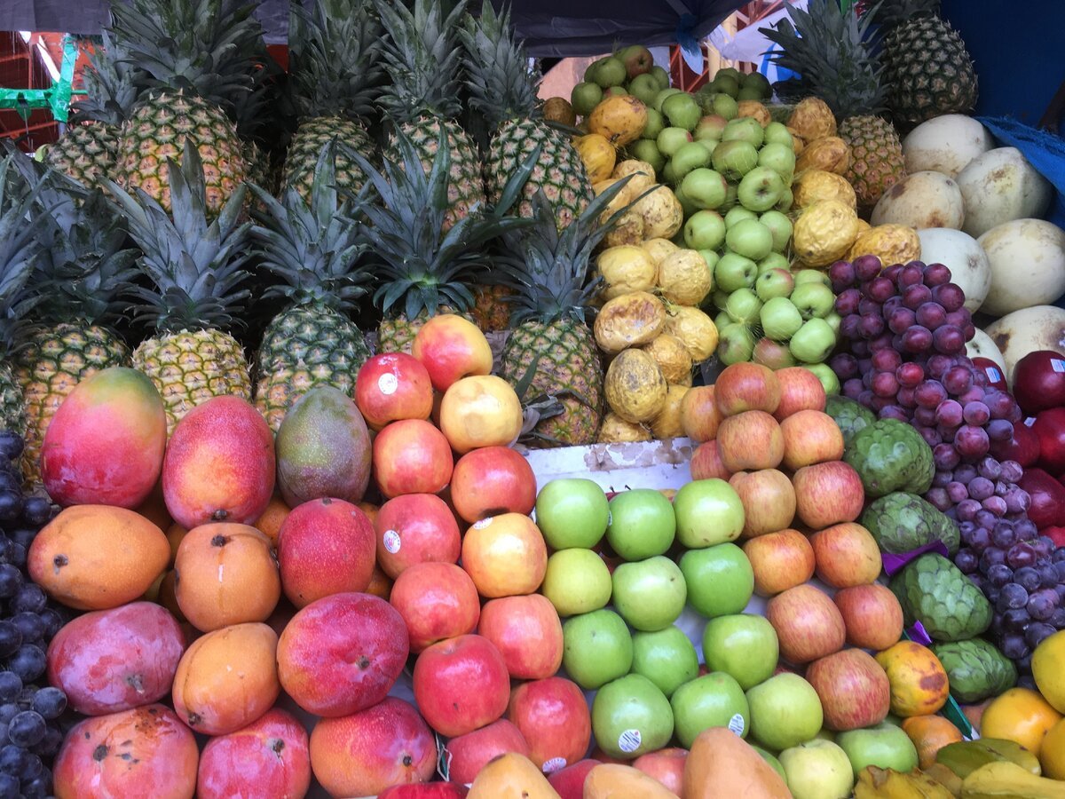 Фруктовый центр. Южные фрукты. Экзотические фрукты на рынке. Прилавок с экзотическими фруктами. Фрукты тропические на рынке.
