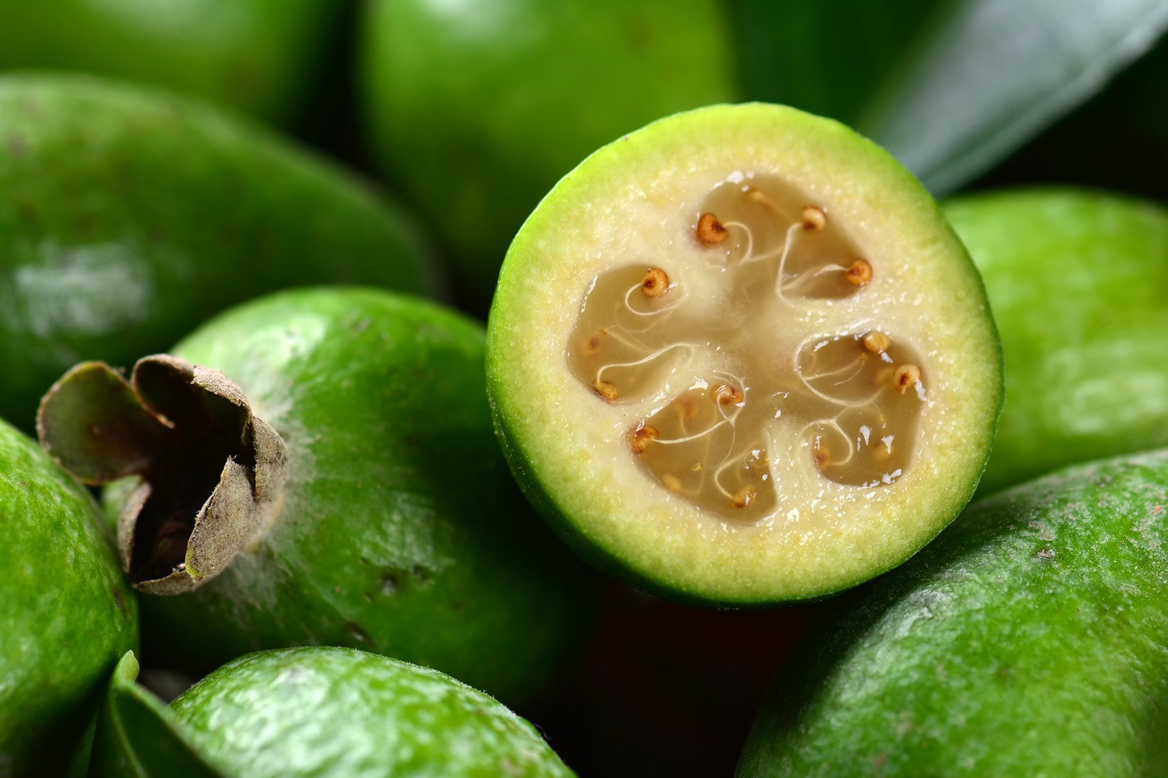 Фото зеленых фруктов. Фейхоа фрукт. Зеленый фрукт фейхоа. Гуава и фейхоа. Киви фейхоа.