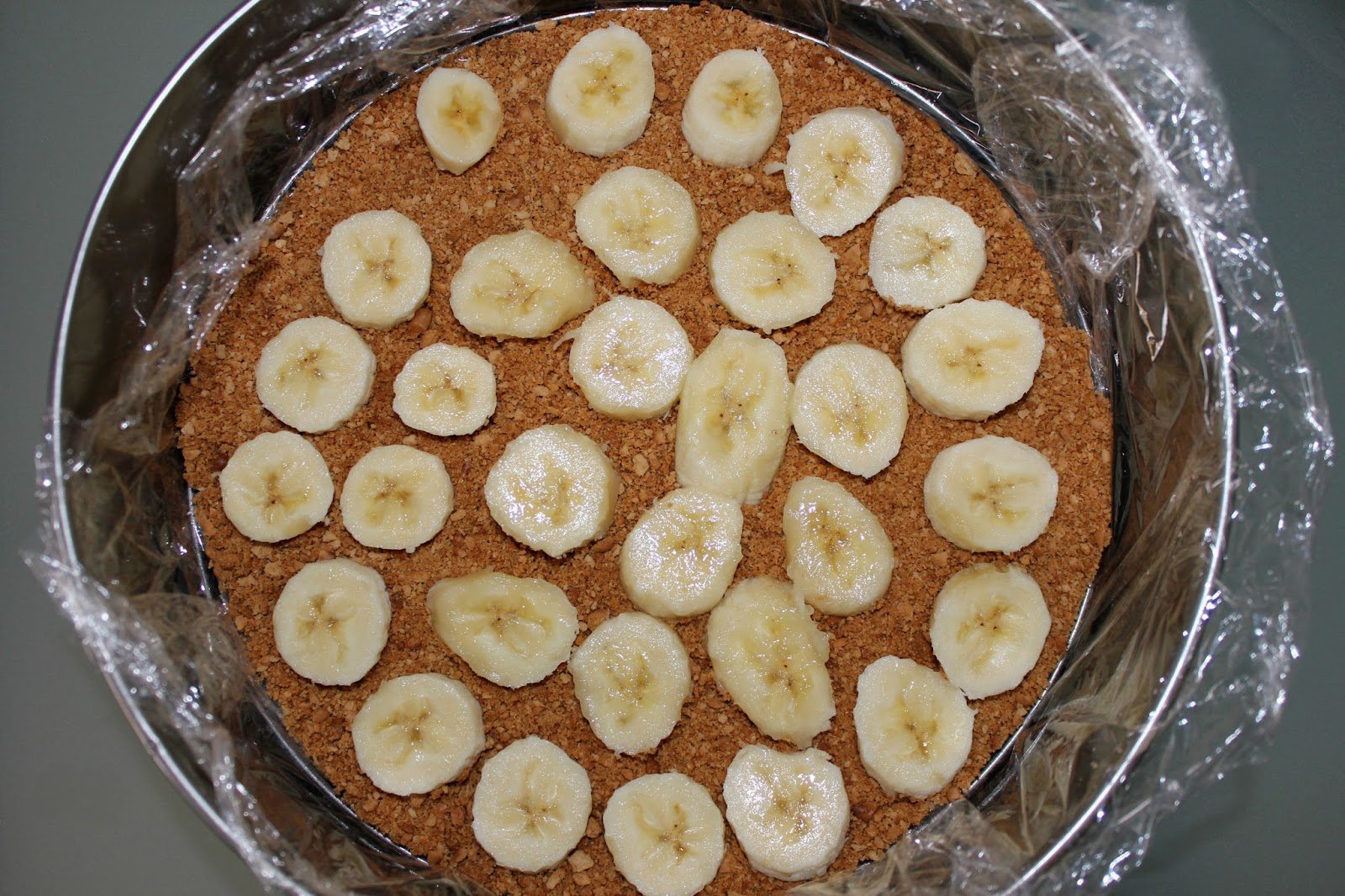 Рецепт торта из пряников с бананами. Торт из печенья. Банановый торт. Торт без выпечки из печенья с бананом. Торт из печенья и бананов без выпечки.
