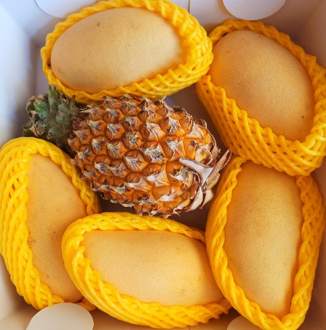 Желтые фрукты названия. Манго маракуйя фрукты. Тропические фрукты маракуйя ананас манго. Сушеный ананас маракуйя манго. Манго маракуйя питахайя.