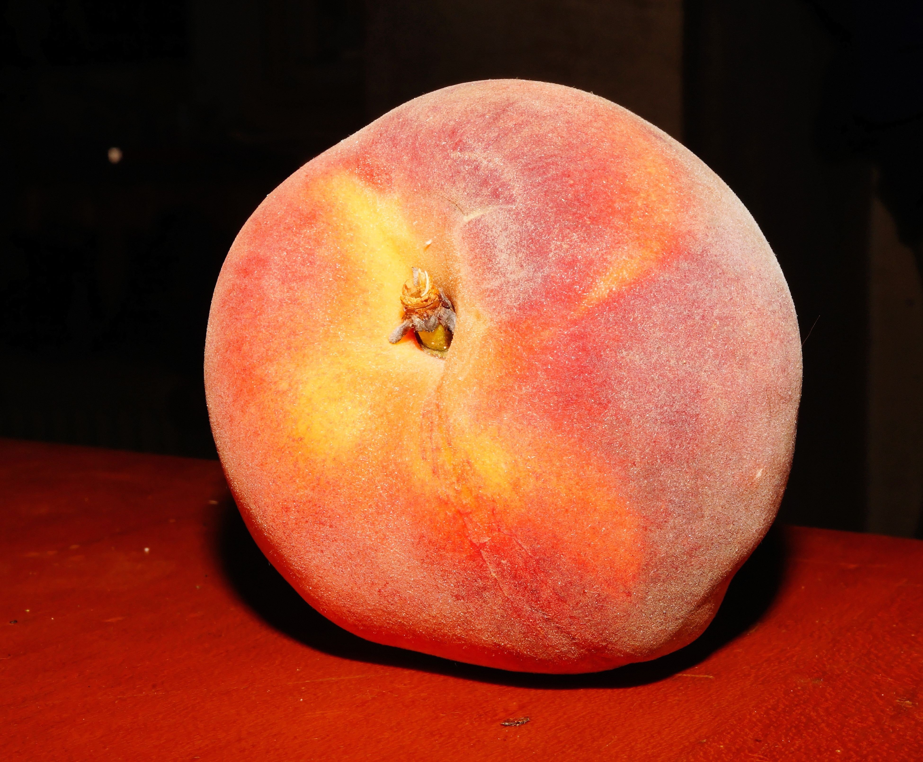 Персик форма женского органа. Персик нектарин абрикос. Нектарин плод. Персик нектарин красный. Переспелый нектарин.