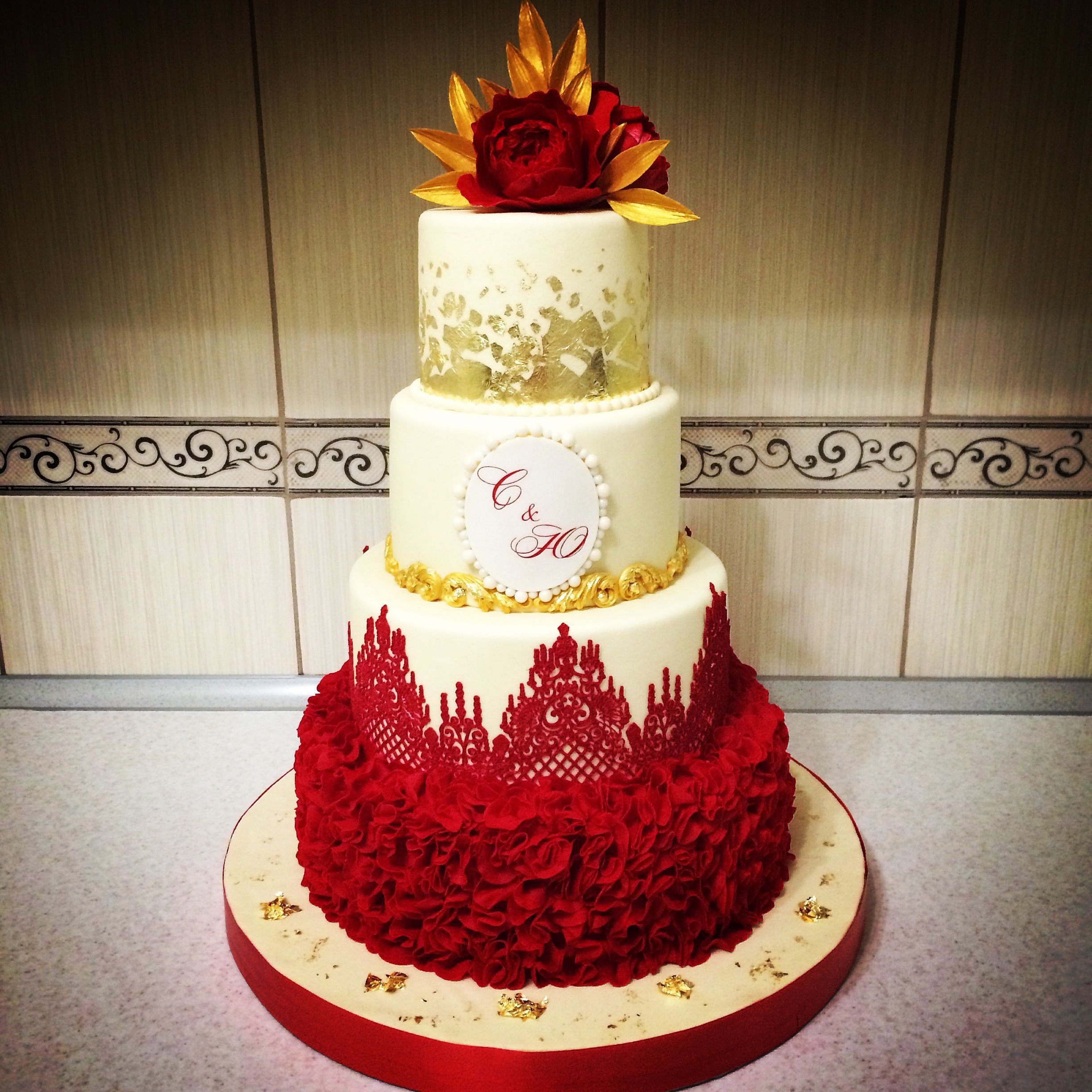 Торт красно золотой. Свадебный торт красный бархат трехъярусный. Многоярусный торт. Торт с красным декором. Свадебный торт красный бархат двухъярусный.