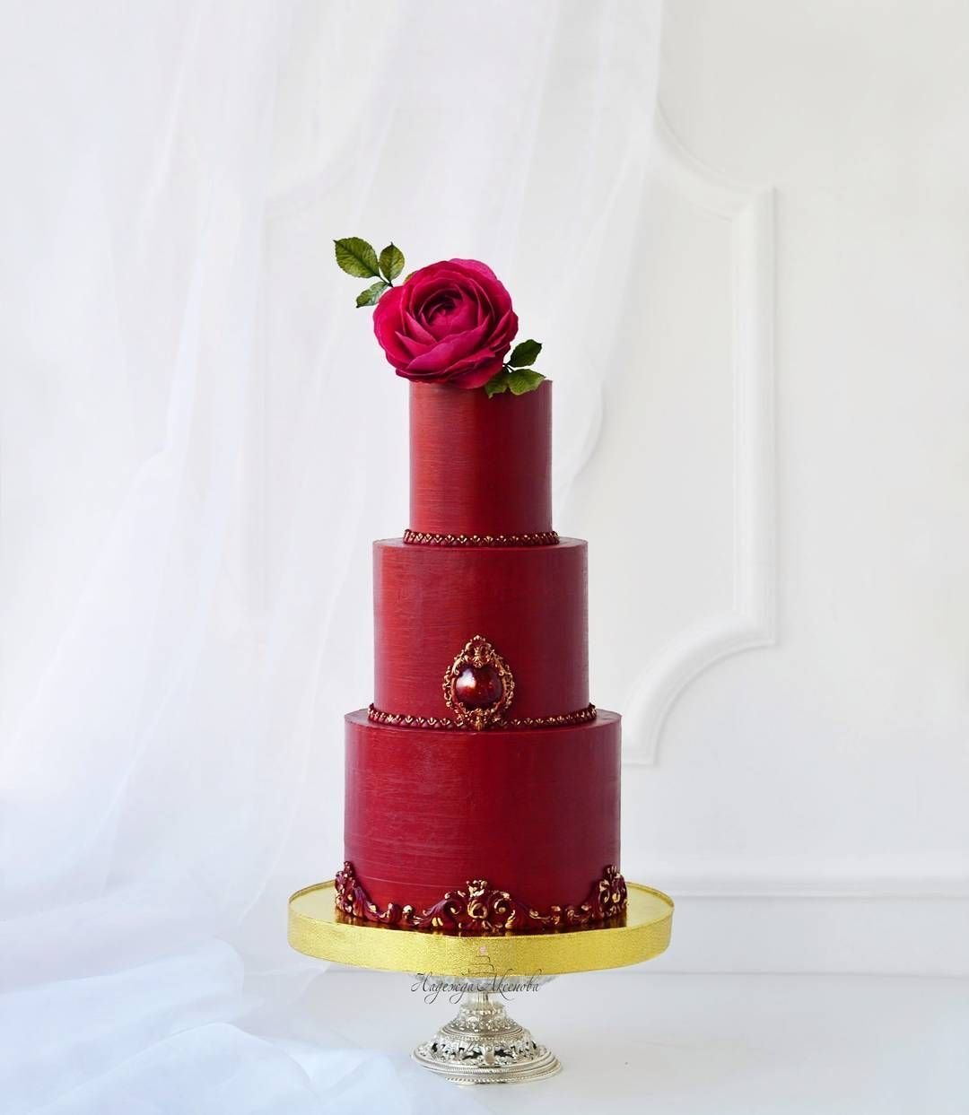 Торт красно золотой. Торт трехъярусный красный. Бордовый торт. Красный торт ярусный. Торт красный велюр.